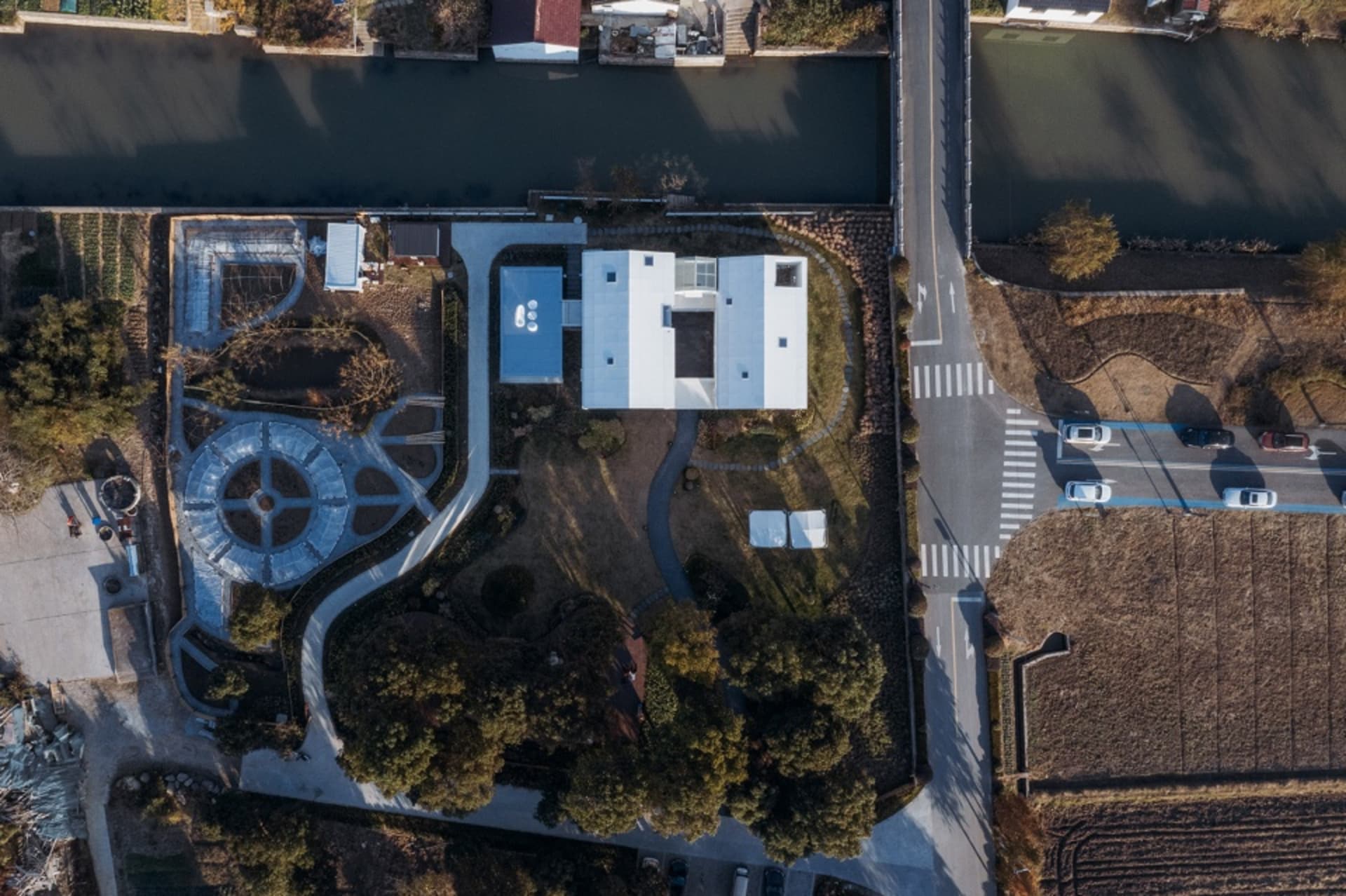 極簡住宅空間採用現代設計，具備弧形屋頂與花園。