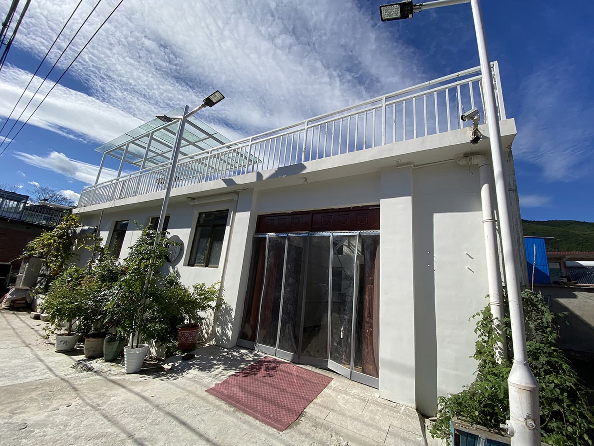 現代住宅外觀，採用混凝土與玻璃設計
