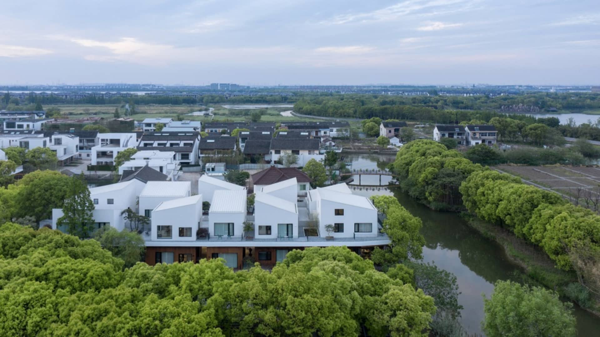 俯瞰現代住宅建築,採用白磚與混凝土材質。