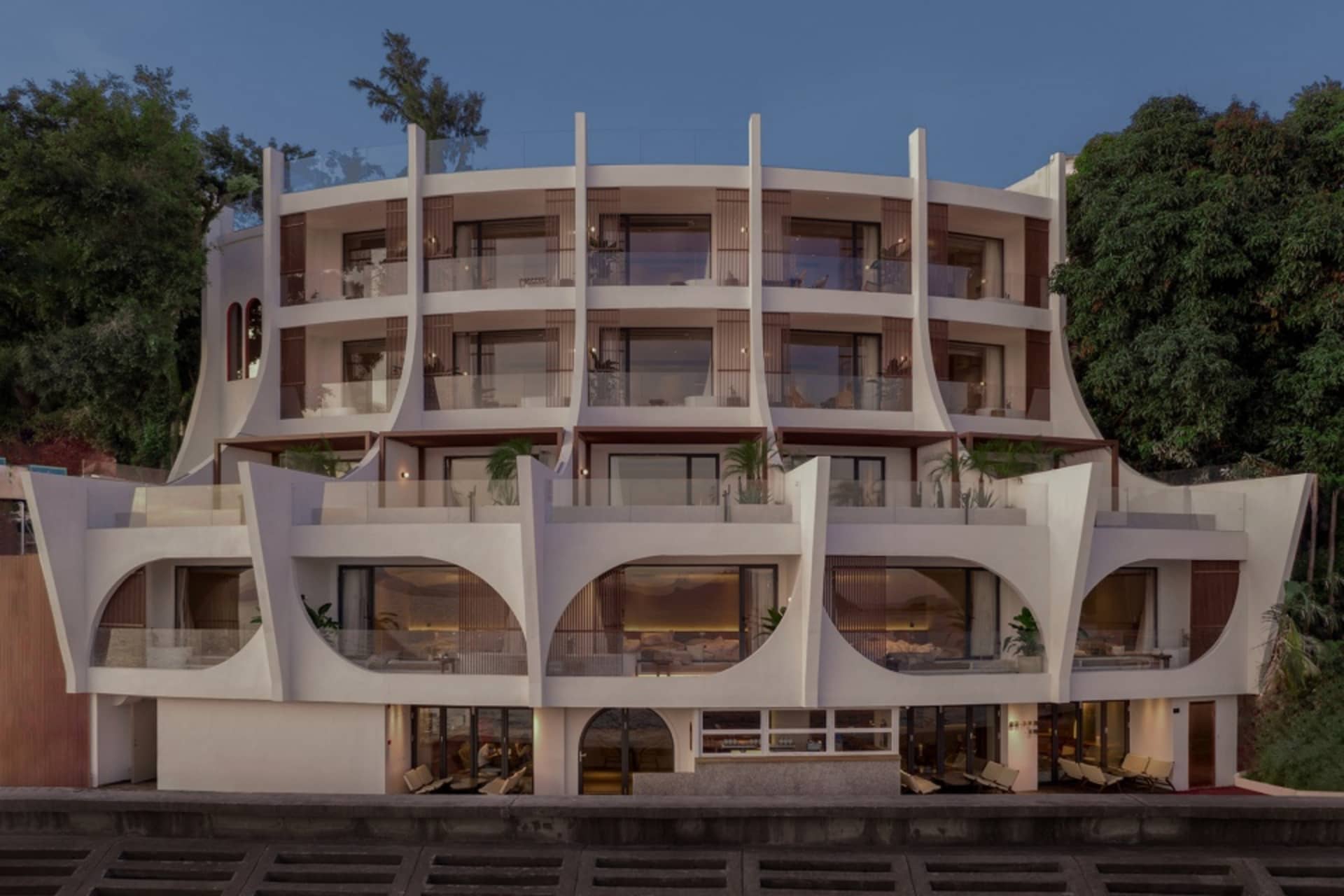 一張展示現代住宅建築的圖像,外牆為混凝土材質,並有曲線陽台。