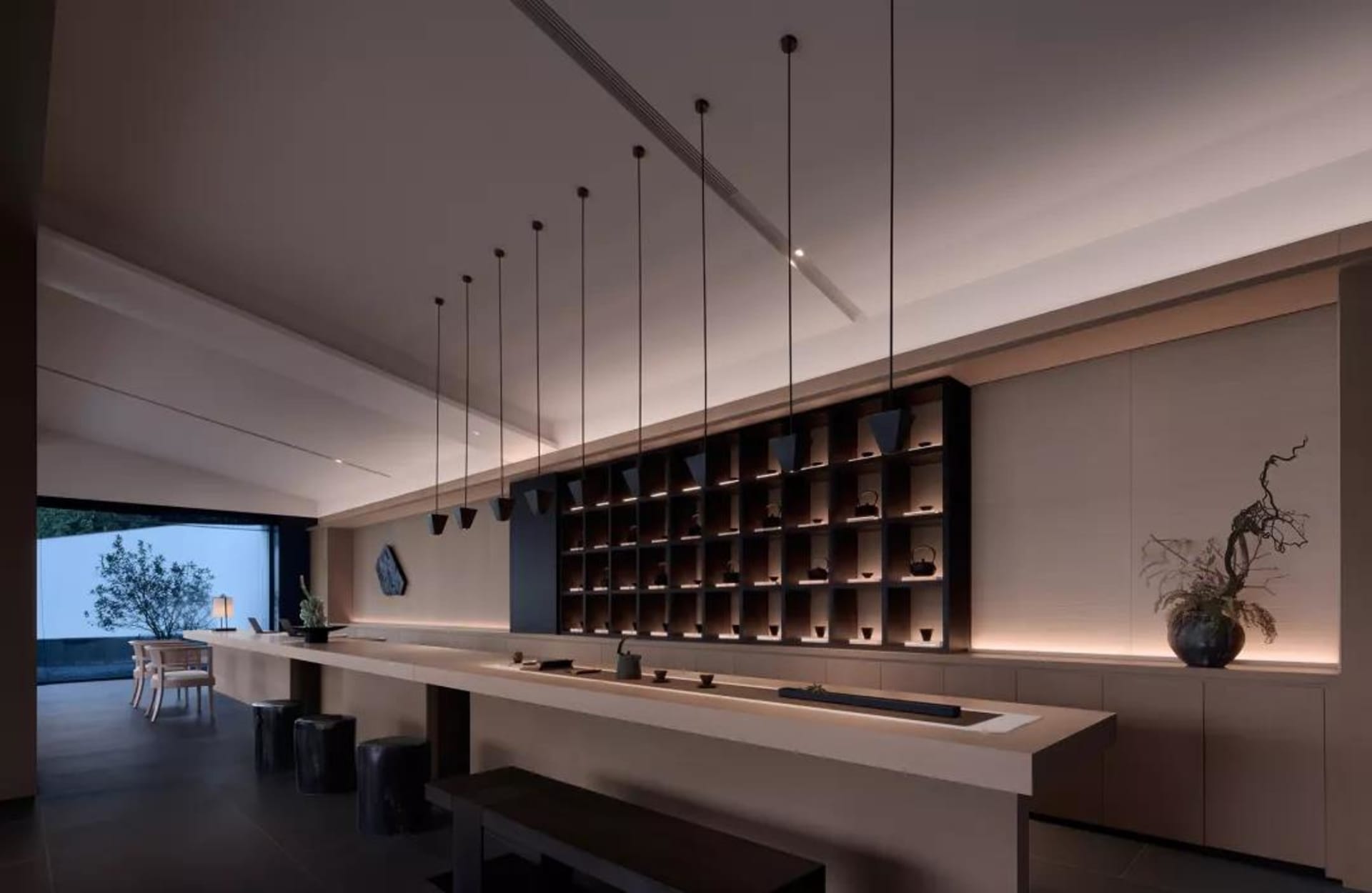 以混凝土與木質材料打造的現代咖啡店吧台