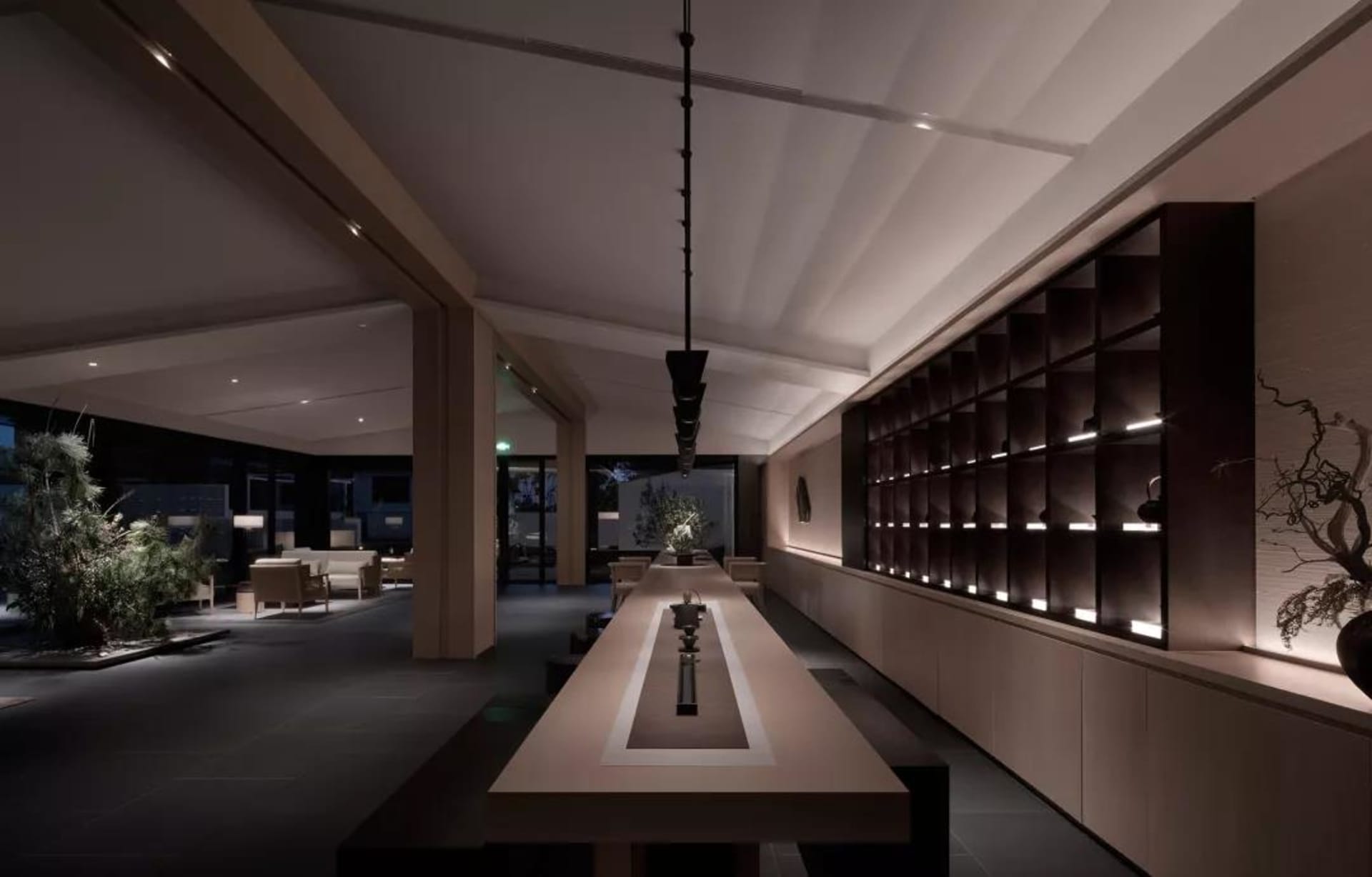 現代酒店大廳，鋪設混凝土地板、木質座椅與淺色金屬點綴。