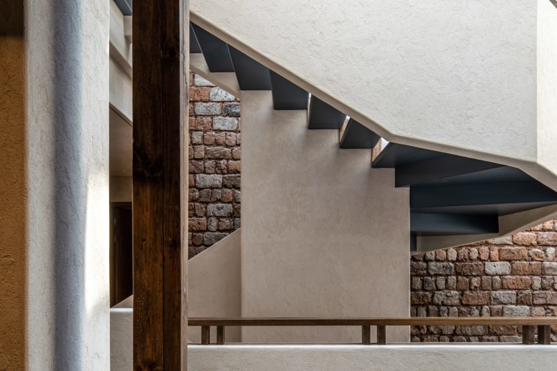 現代樓梯採用混凝土踏步與牆面,置於當代室內設計環境中。