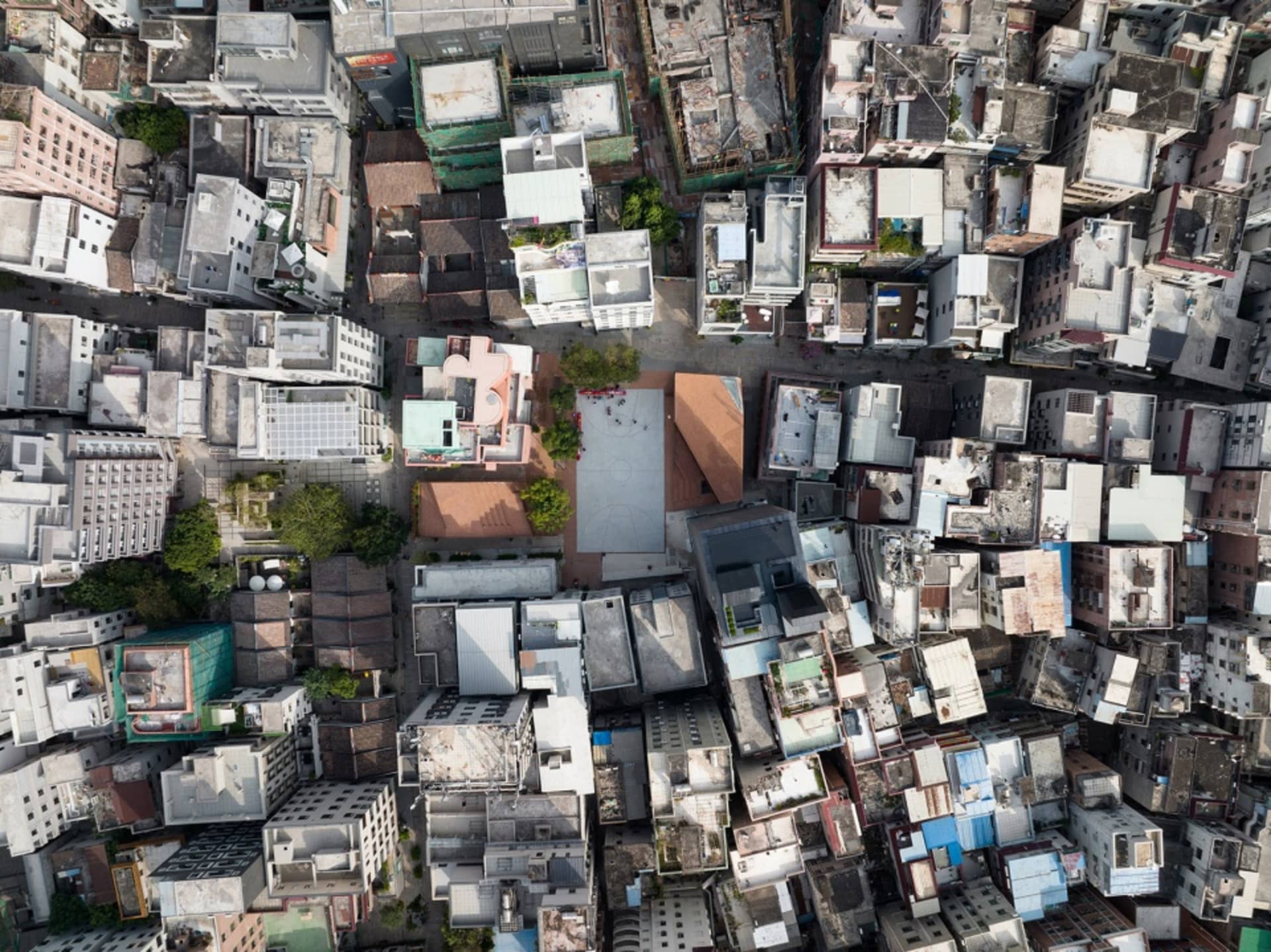俯瞰密集住宅區，呈現混合建材與各式屋頂的景象。