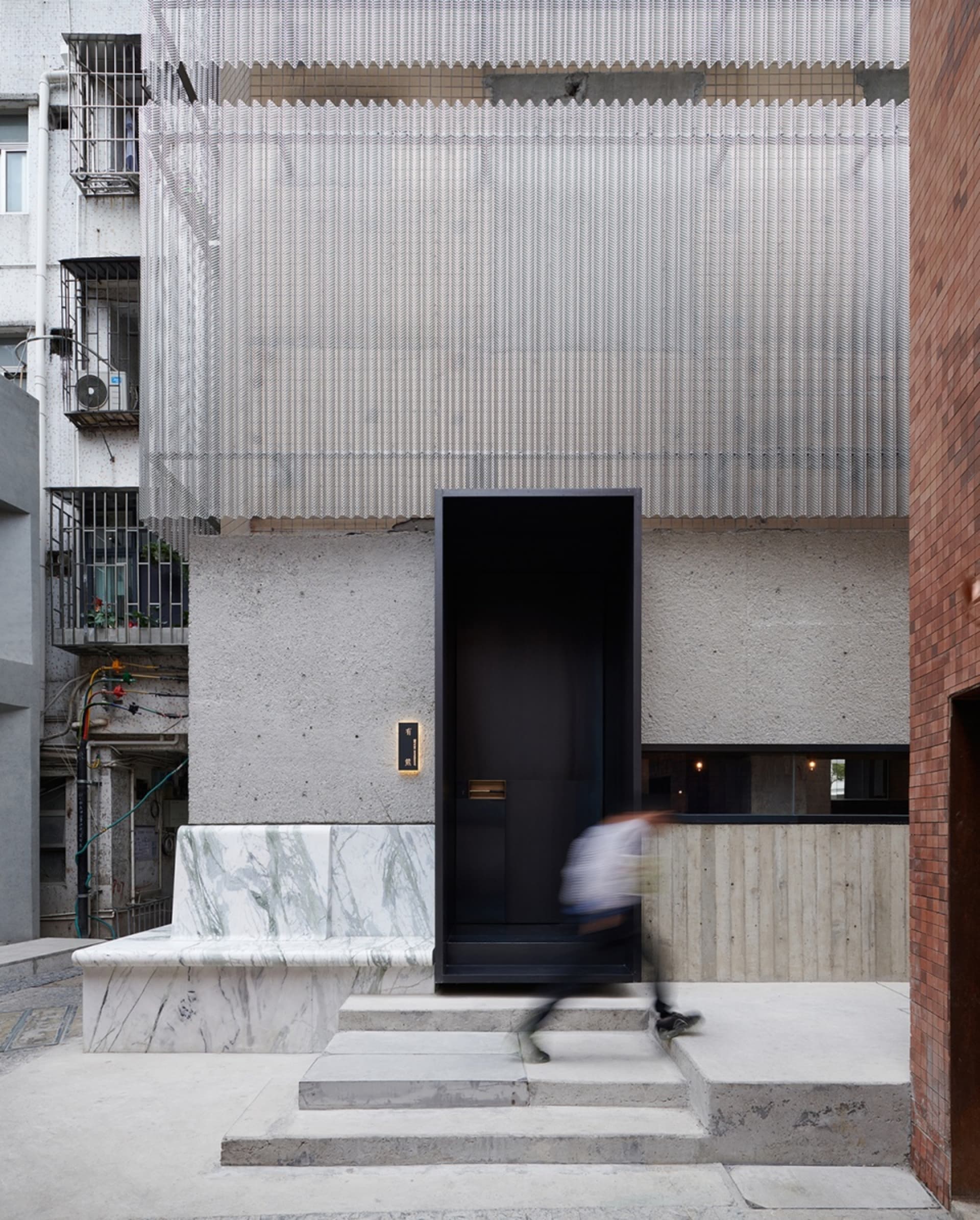 現代極簡建築入口,融合混凝土、大理石與金屬元素