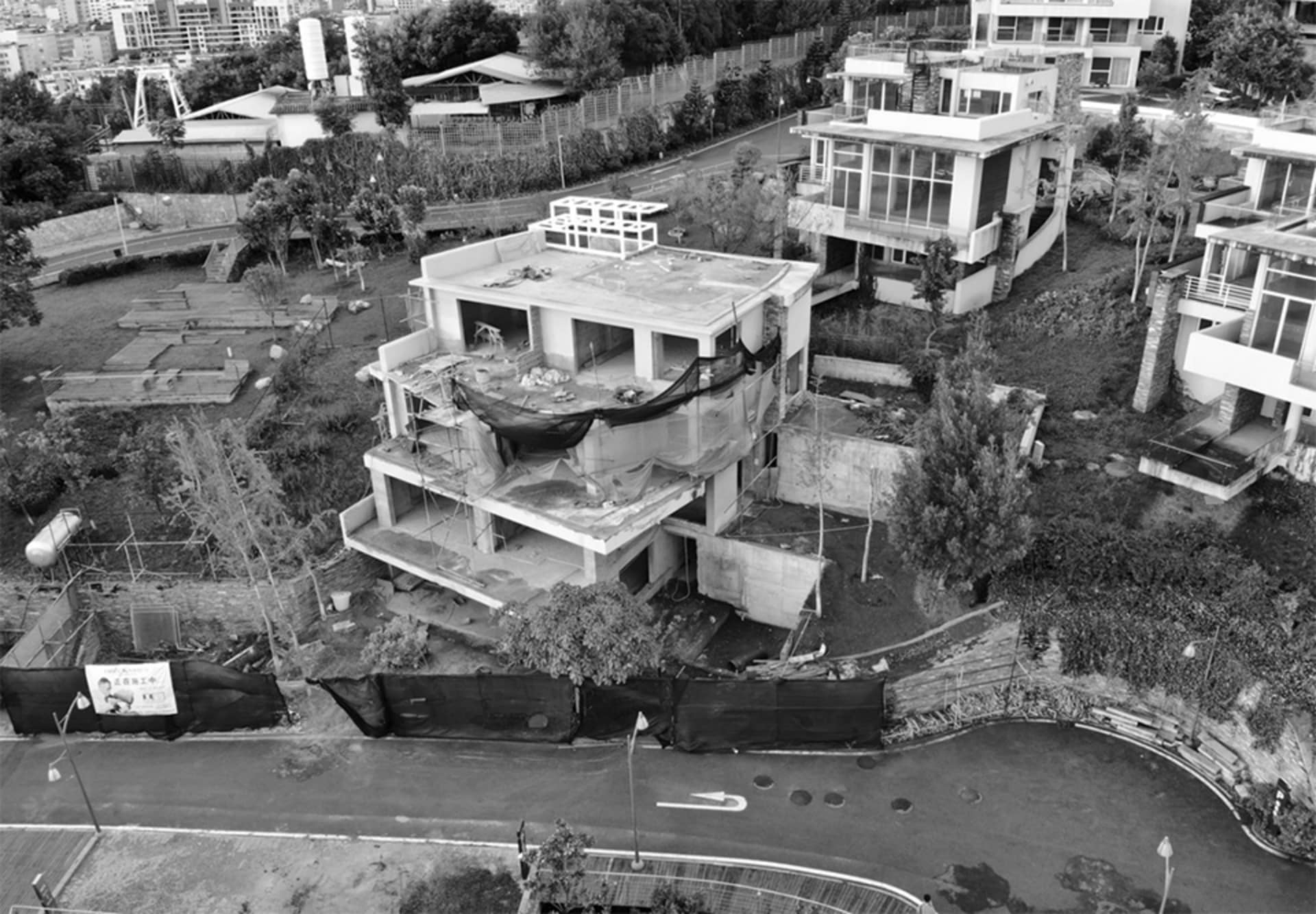現代住宅建築採用混凝土外牆材料，施工中。