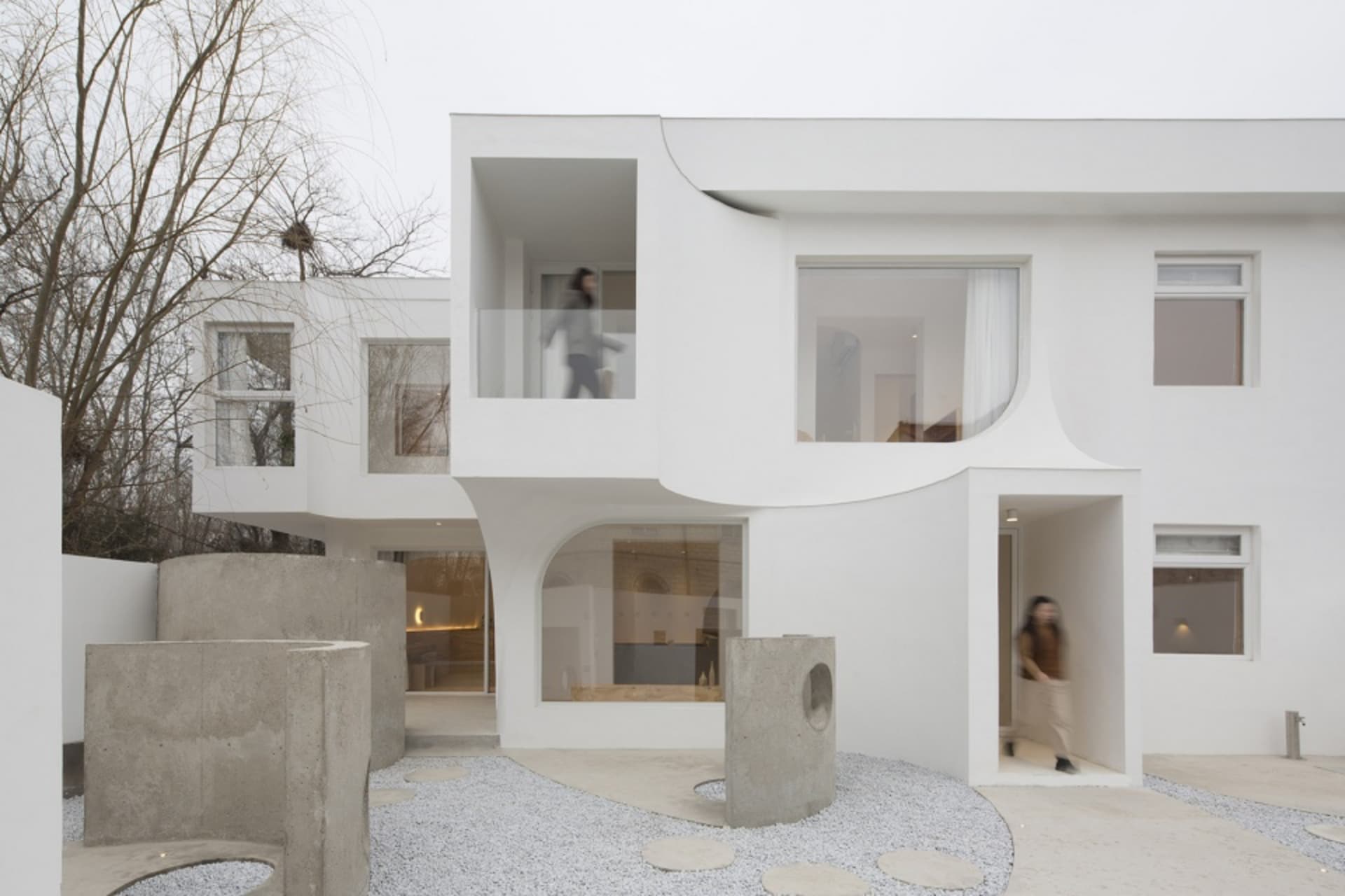 現代住宅建築中庭，採用混凝土與玻璃元素