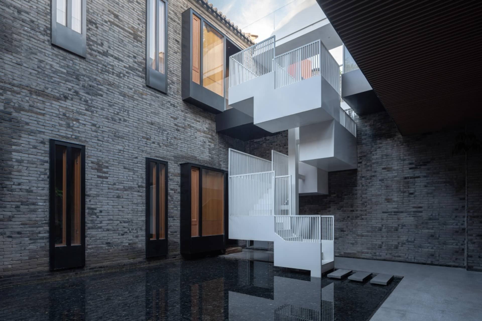 一座以磚塊建造的現代建築外觀。