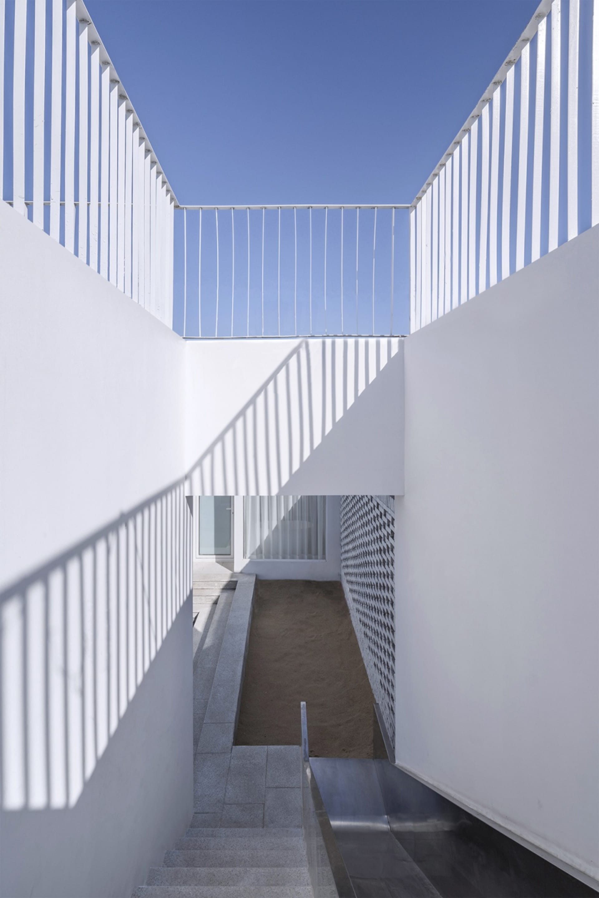 現代室內空間，展現混凝土牆面與地板。