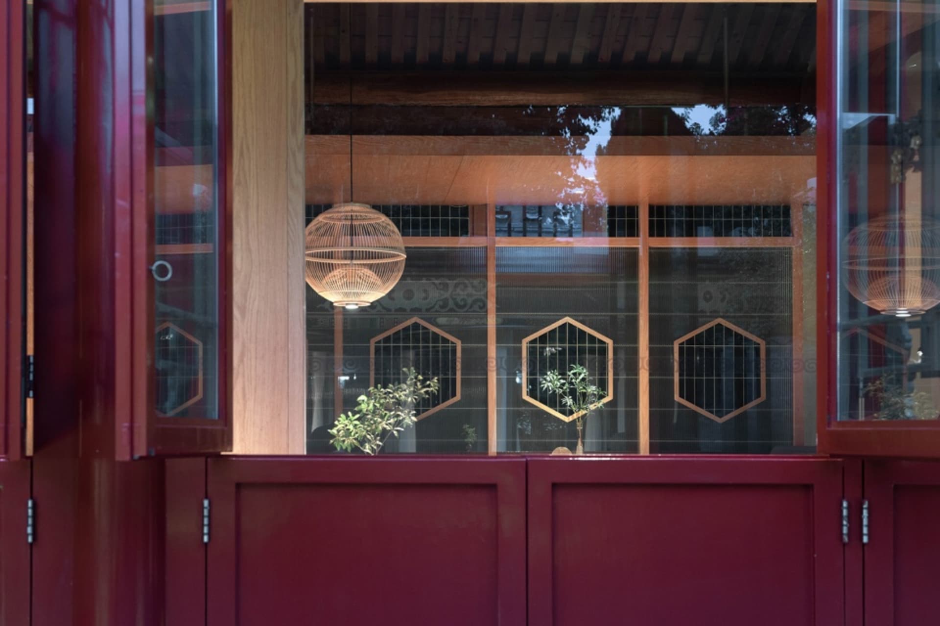 現代餐廳室內,搭配木質牆板與玻璃牆面
