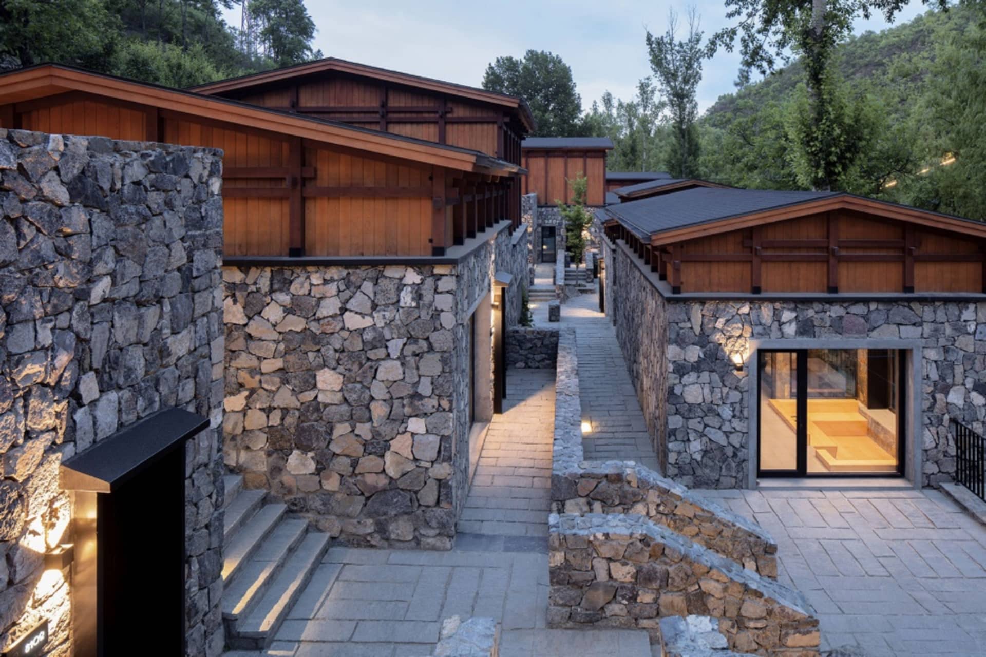 一座現代住宅建築，擁有石材外牆。