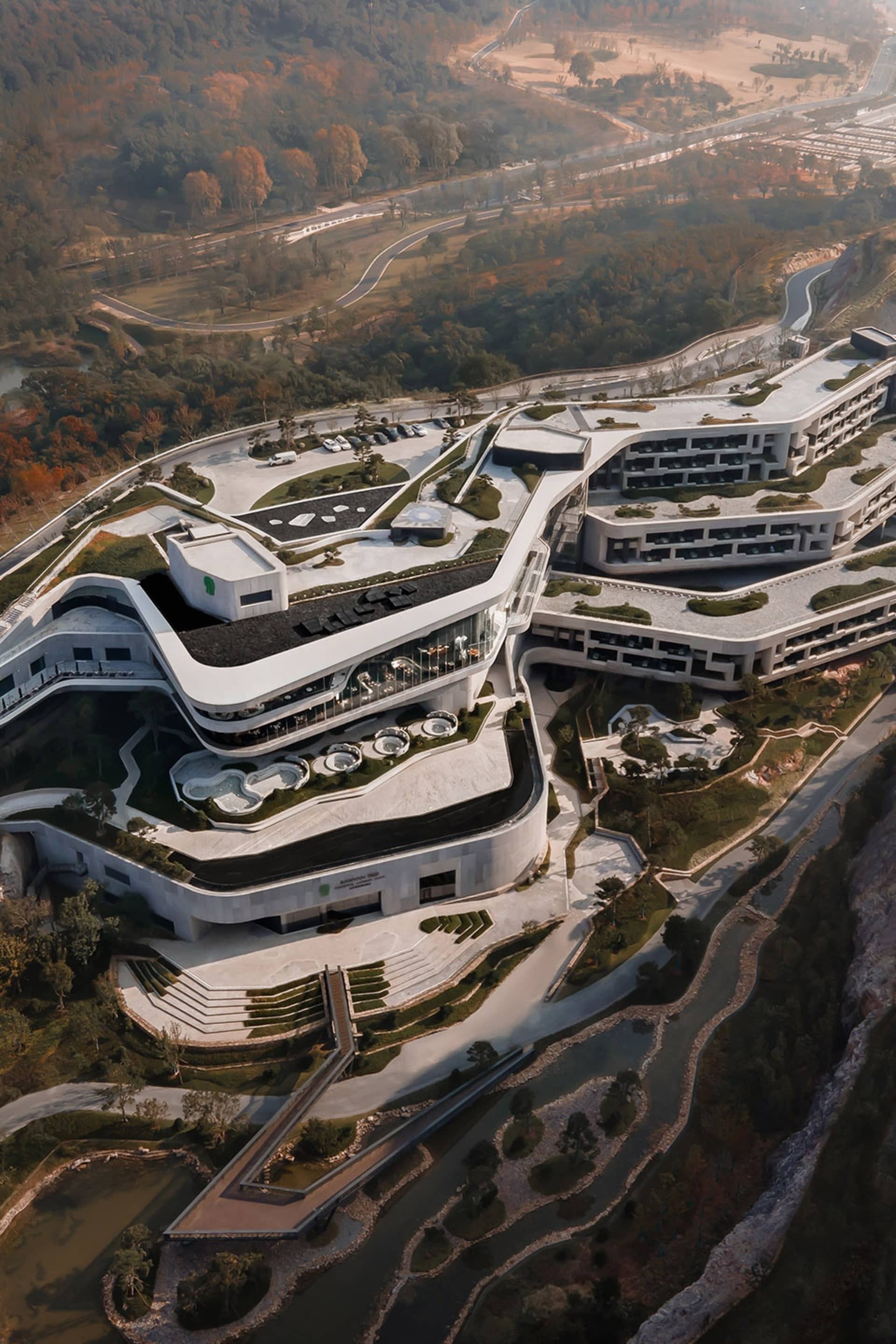 一座具有玻璃與混凝土特徵的現代建築。