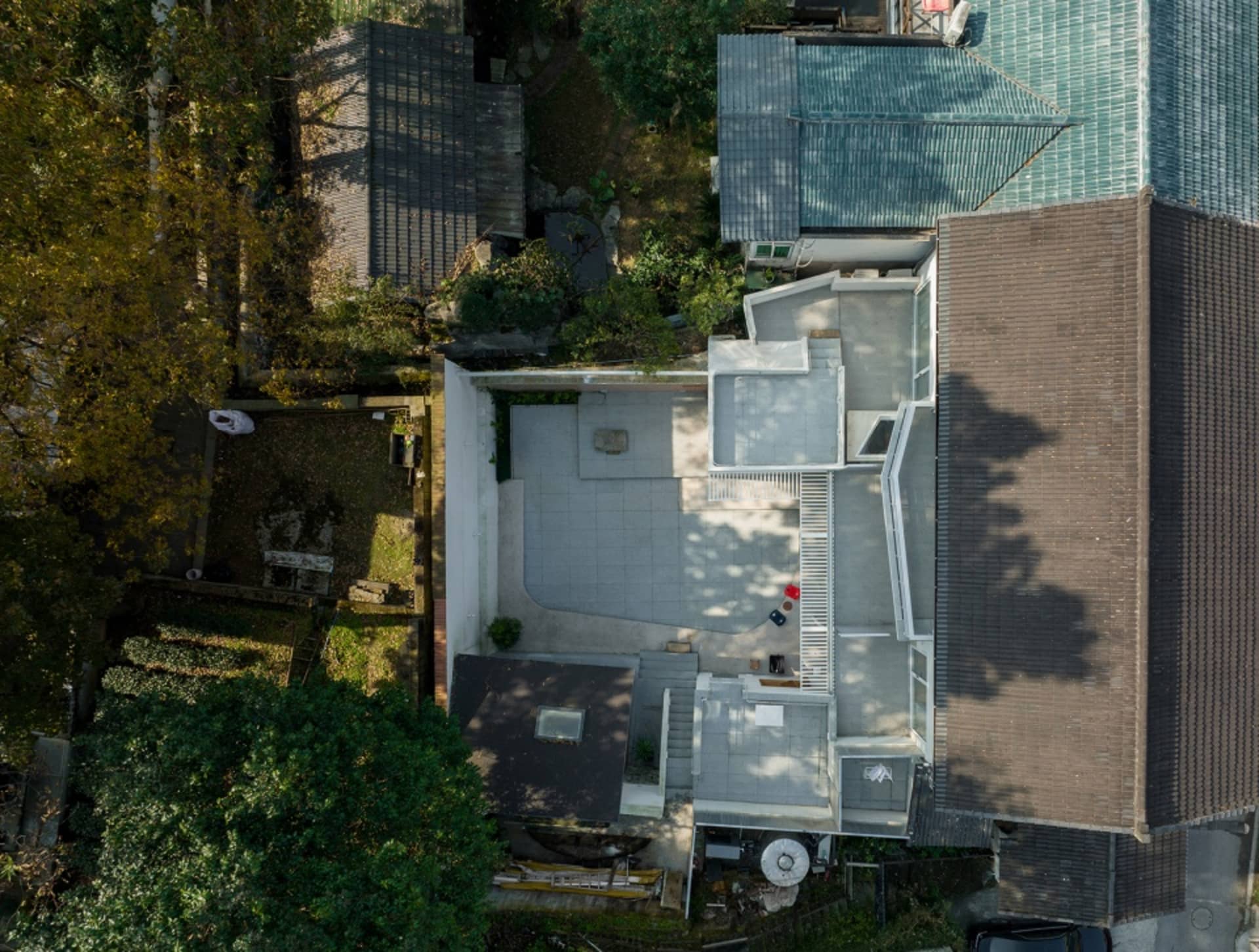 一張採用混凝土材質、開放式格局的現代住宅平面圖。