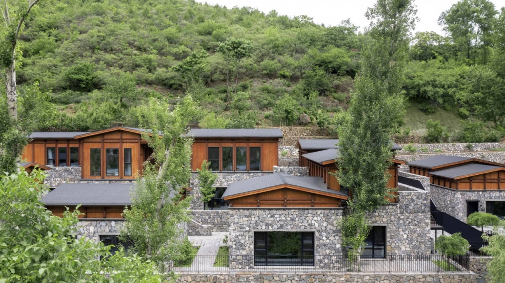 現代石材與木質外觀的住宅
