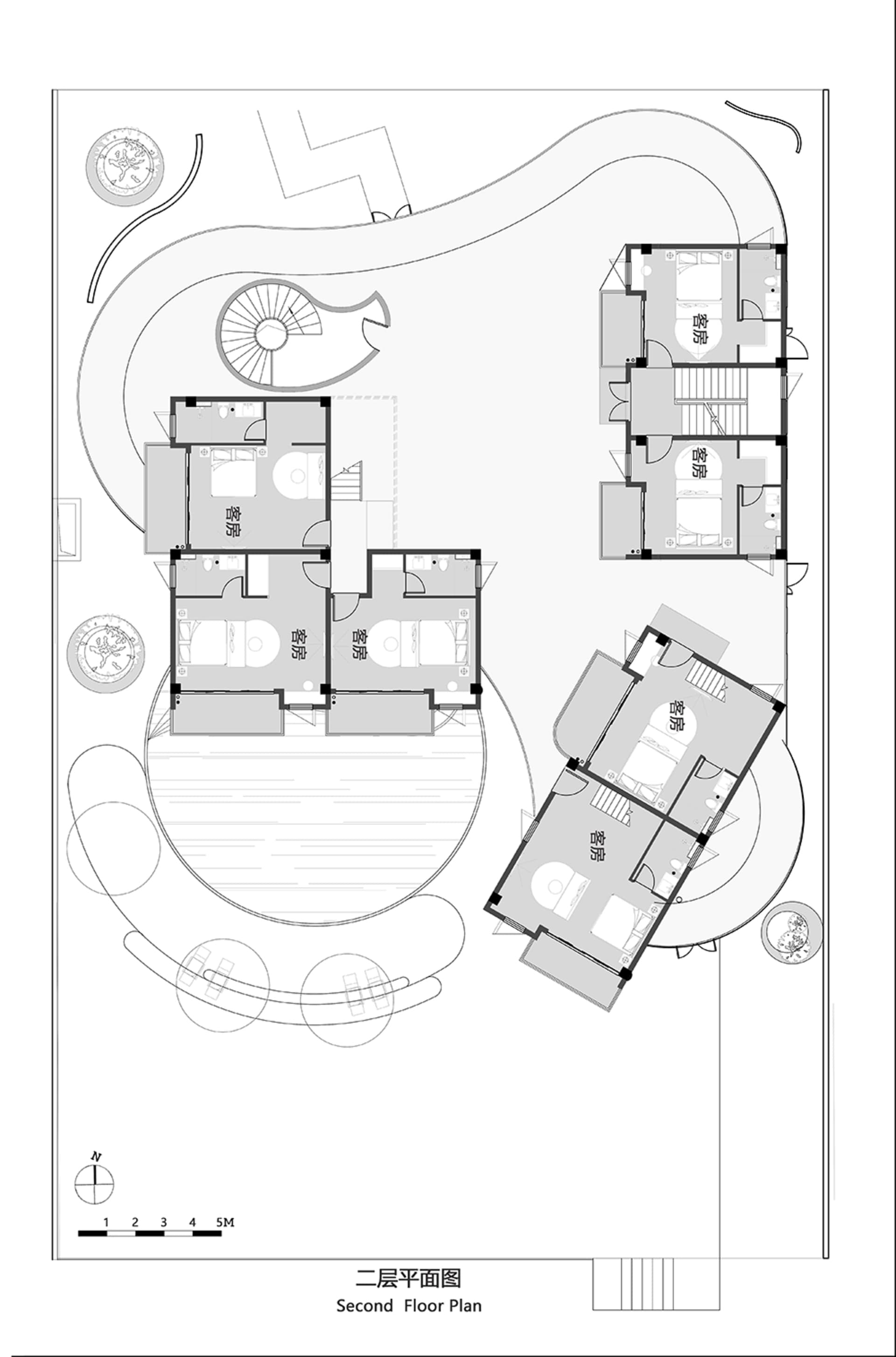 住宅建築的平面圖，包含多個房間與中央樓梯。