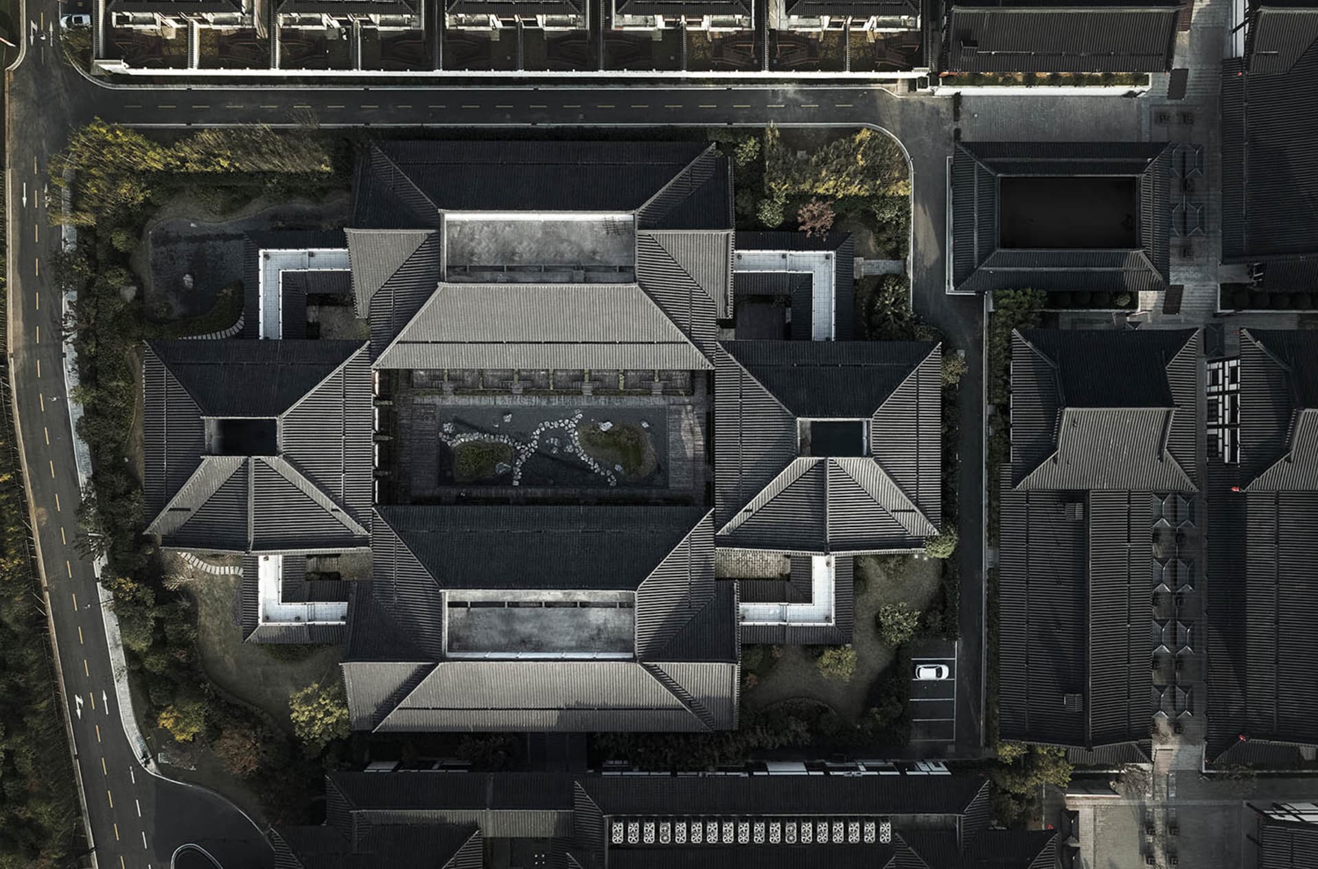 俯瞰建築物瓦頂與景觀庭院