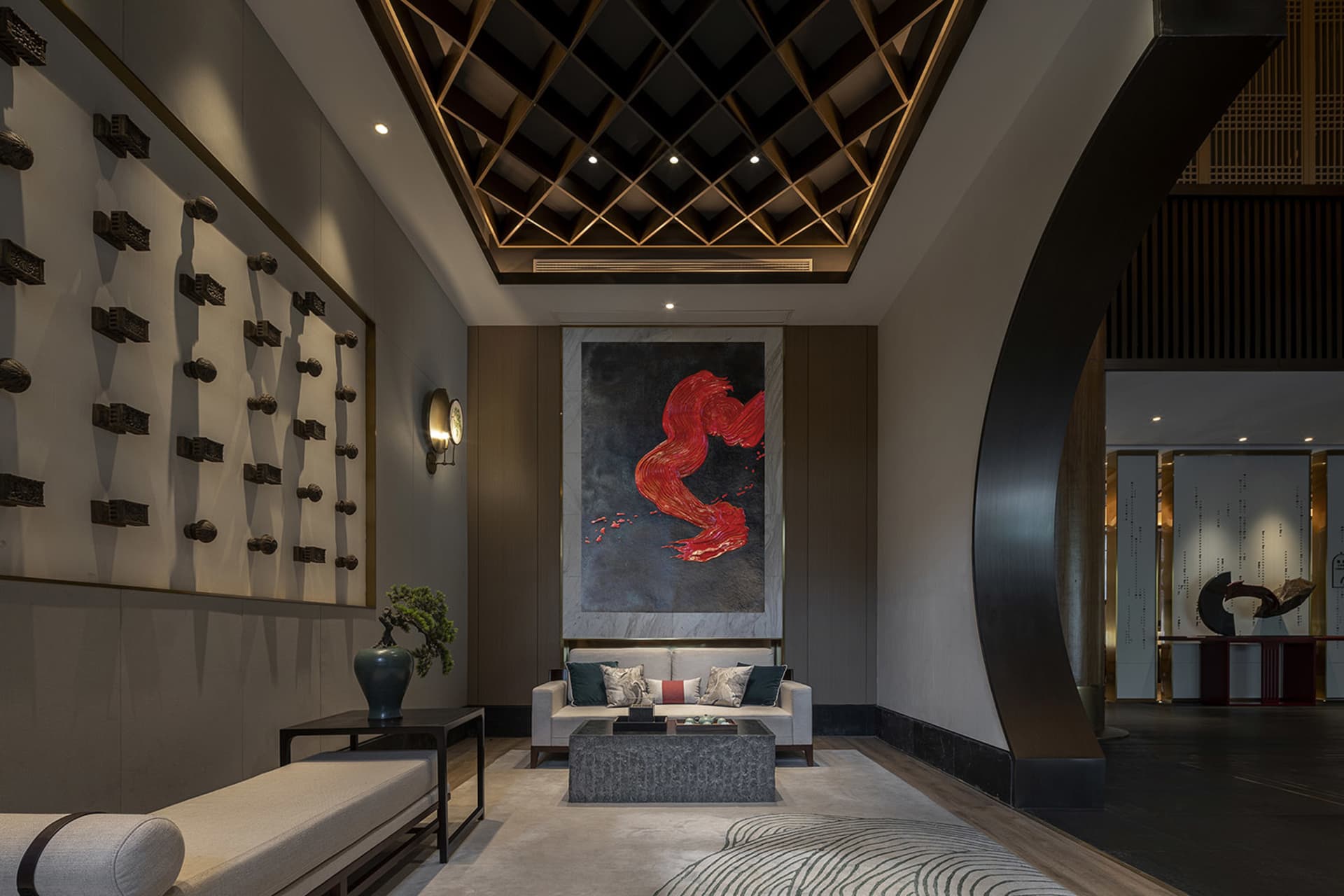 現代酒店大廳採用大理石與混凝土飾面，展現當代設計元素。