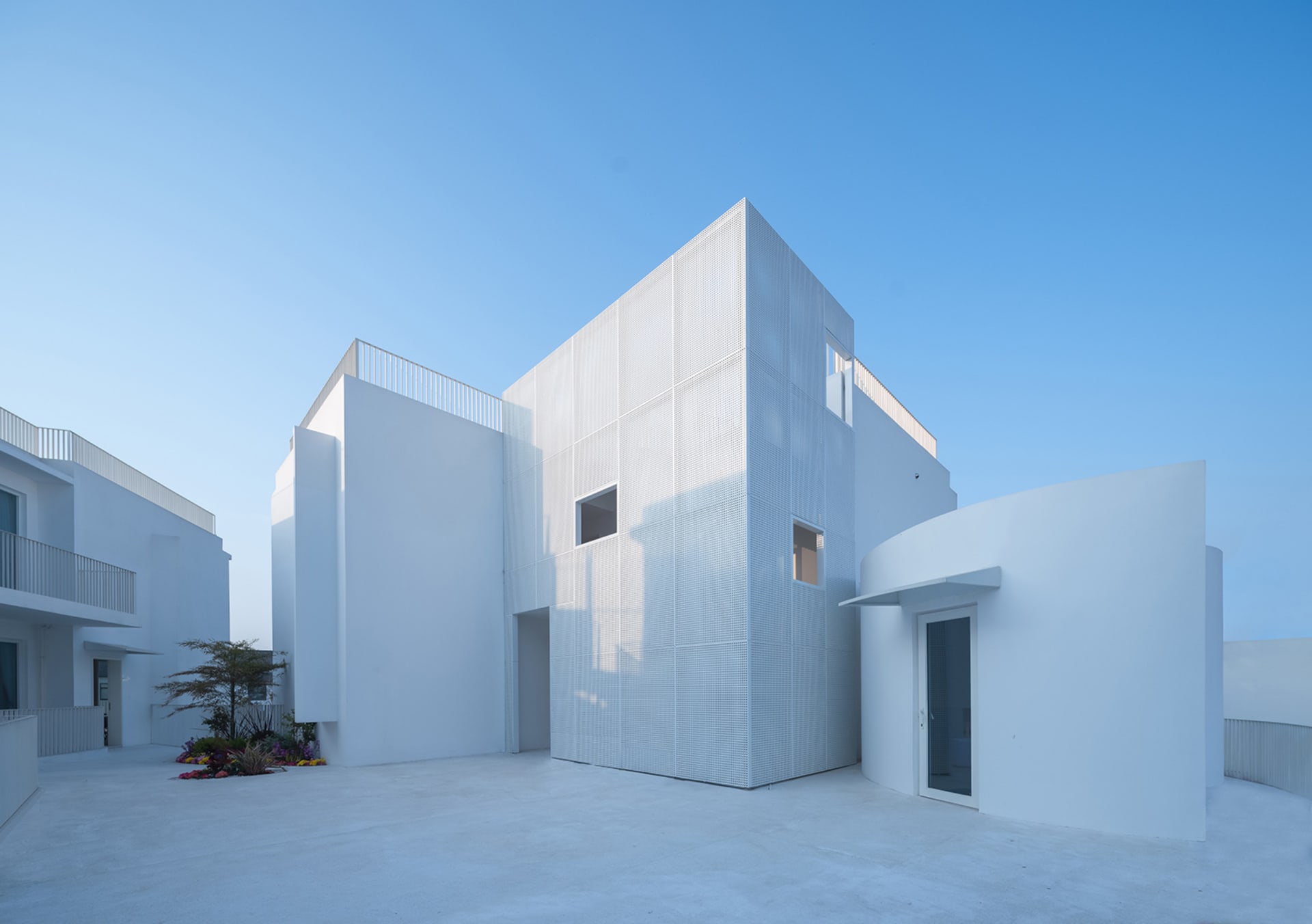 現代建築，白色建築元素搭配混凝土材質。