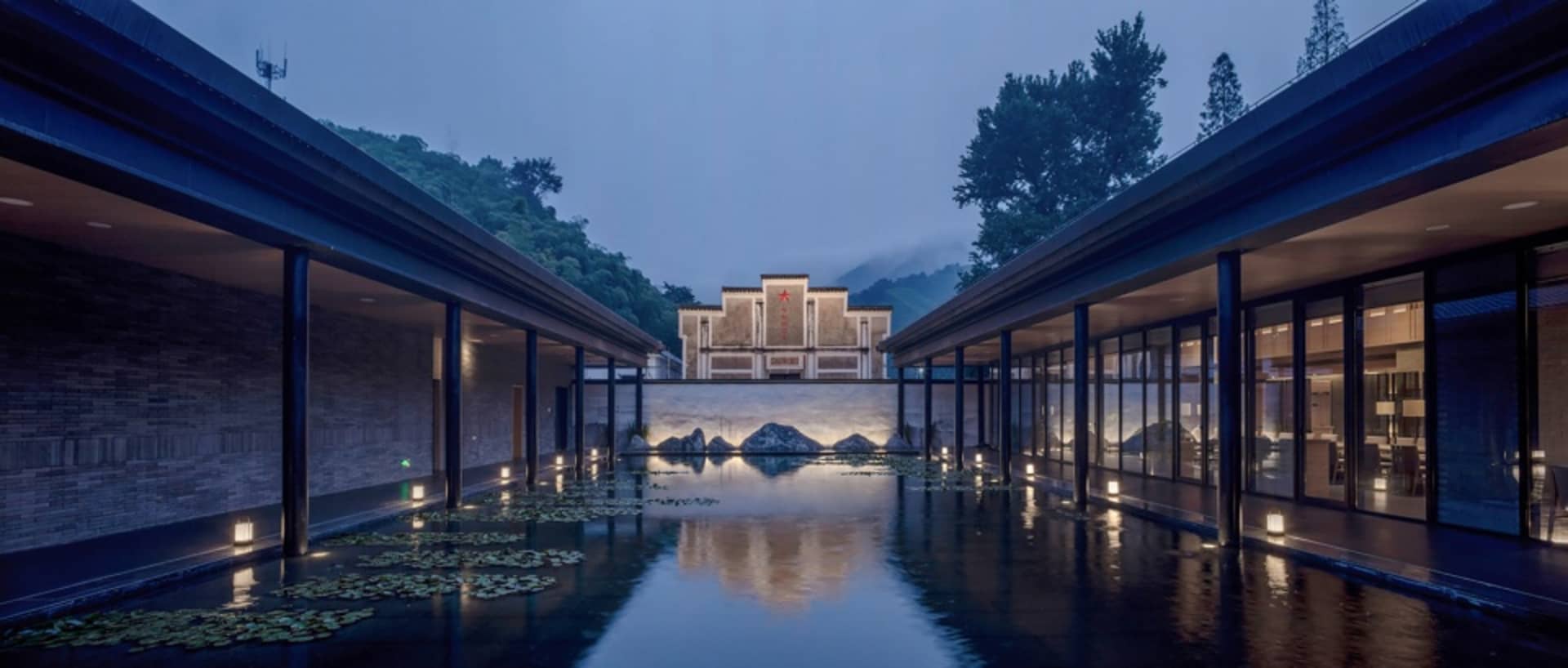 現代酒店大廳設有水景、玻璃牆與石材牆面。