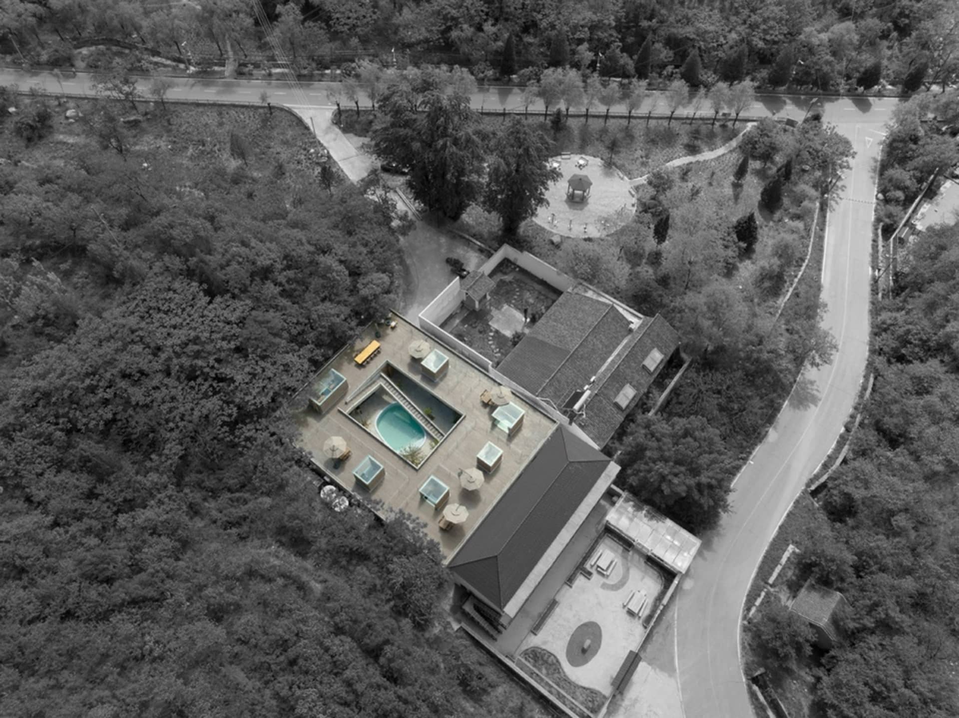 俯瞰視角的現代住宅建築平面圖，強調混凝土材質。