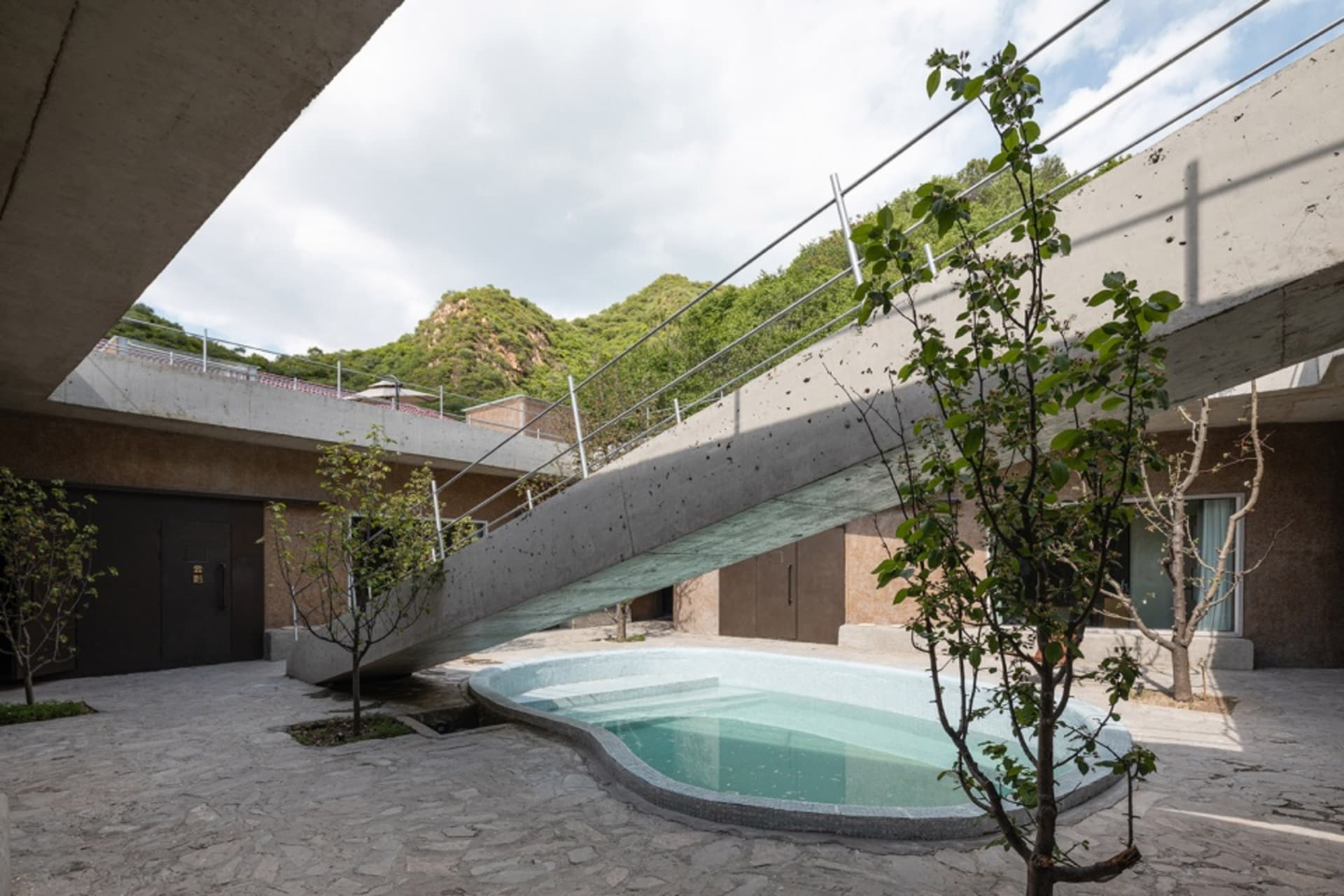 現代住宅庭院，展現混凝土與石材元素。
