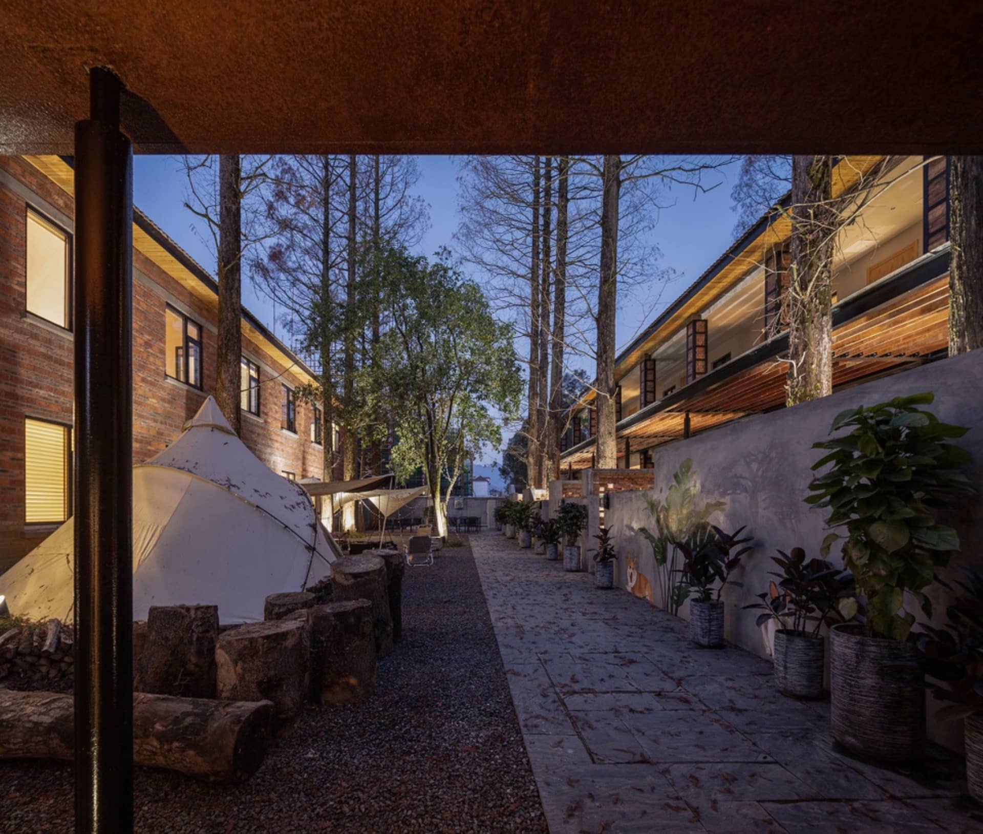 暮光時分的住宅大樓，擁有磚牆、木質裝飾與混凝土步道。