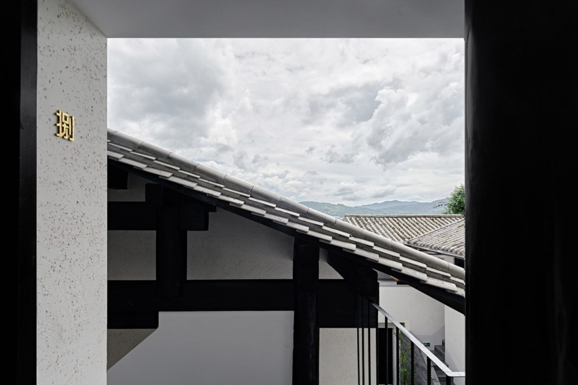 透過開放式門口可見住宅建築的水磨石屋頂。
