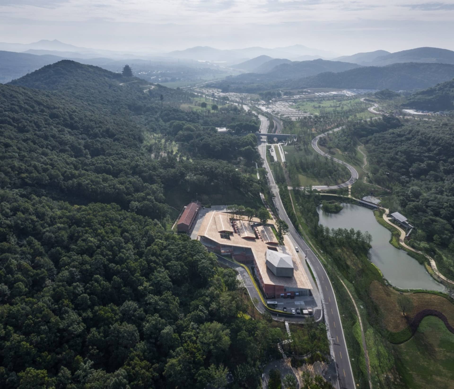 山谷的俯瞰視角，呈現建築結構與道路。