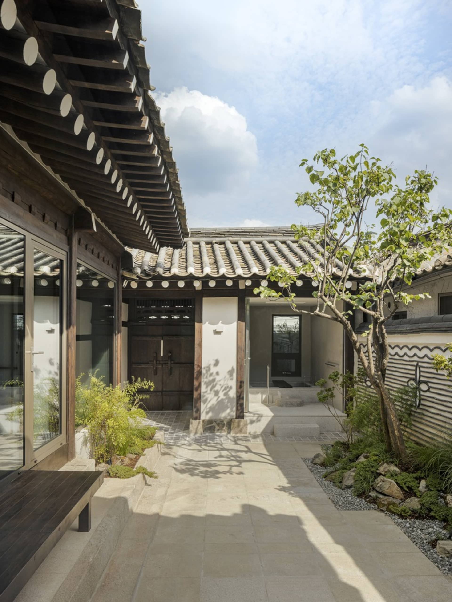 傳統日式住宅搭配陶土瓦與木質元素。