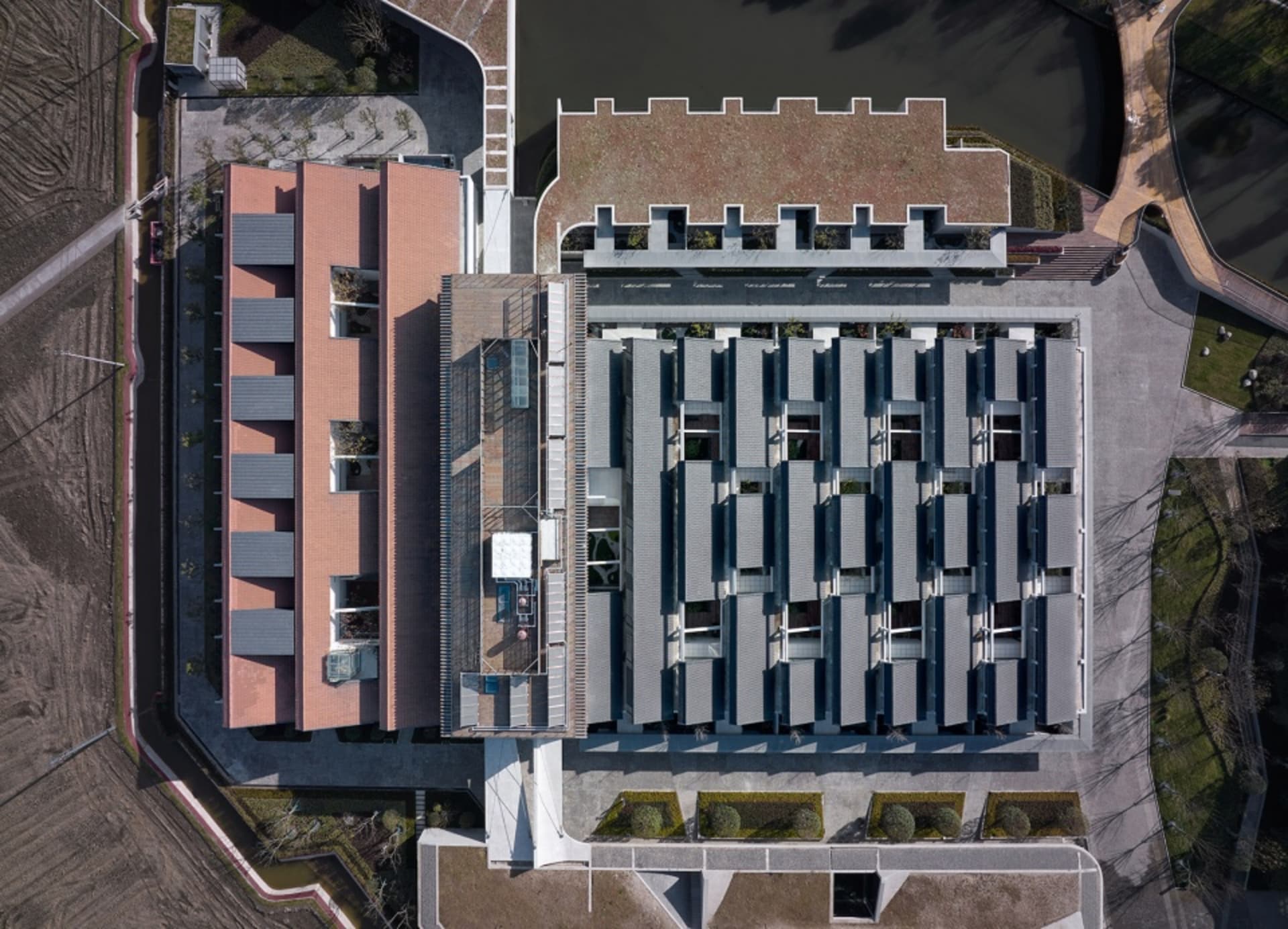 俯瞰一座以鋼材建造的現代辦公大樓
