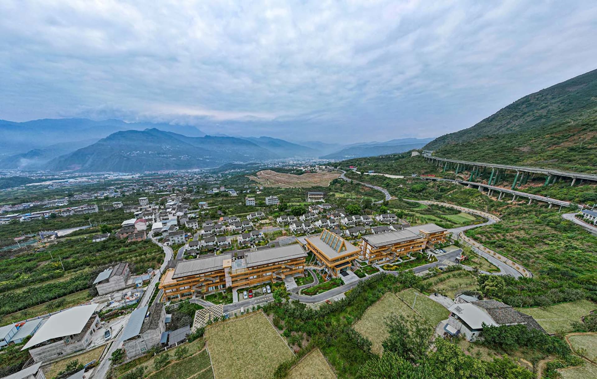 俯瞰山城景觀，現代建築與自然環境交融。