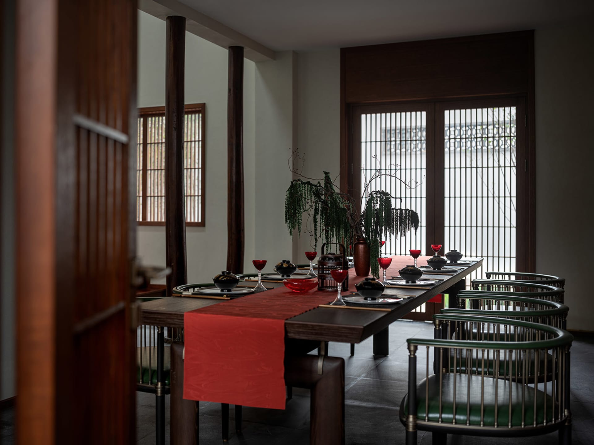一間現代餐廳，搭配木質家具與玻璃餐具。
