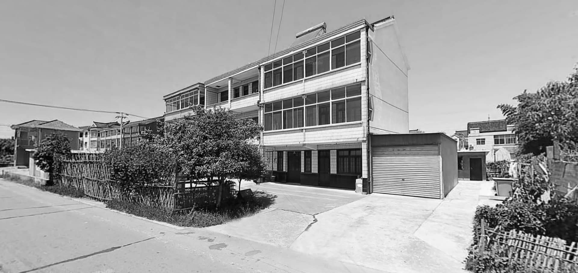 現代建築外觀，搭配大型玻璃窗與混凝土材質