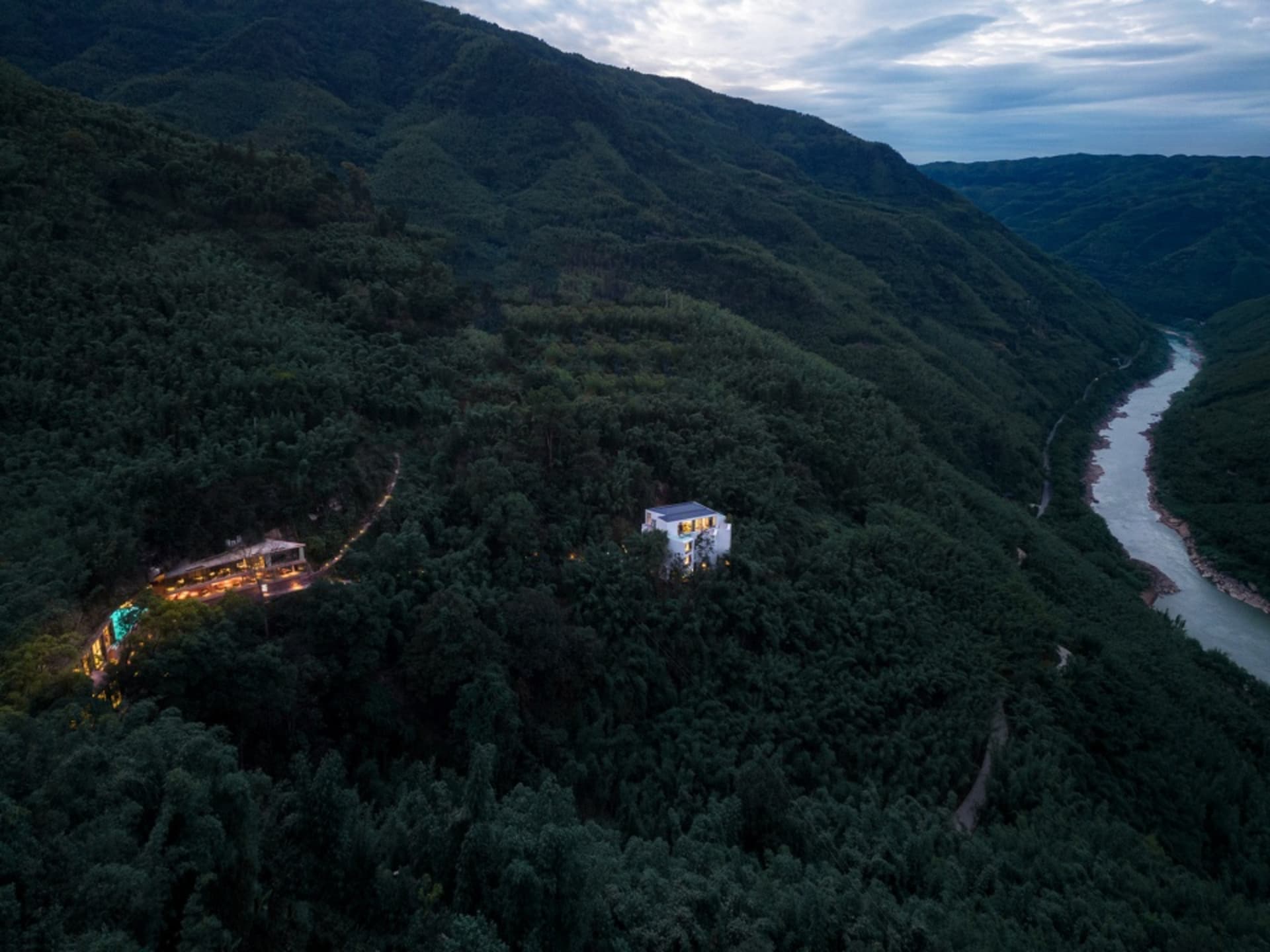 一棟現代住宅小屋隱藏在山林之中