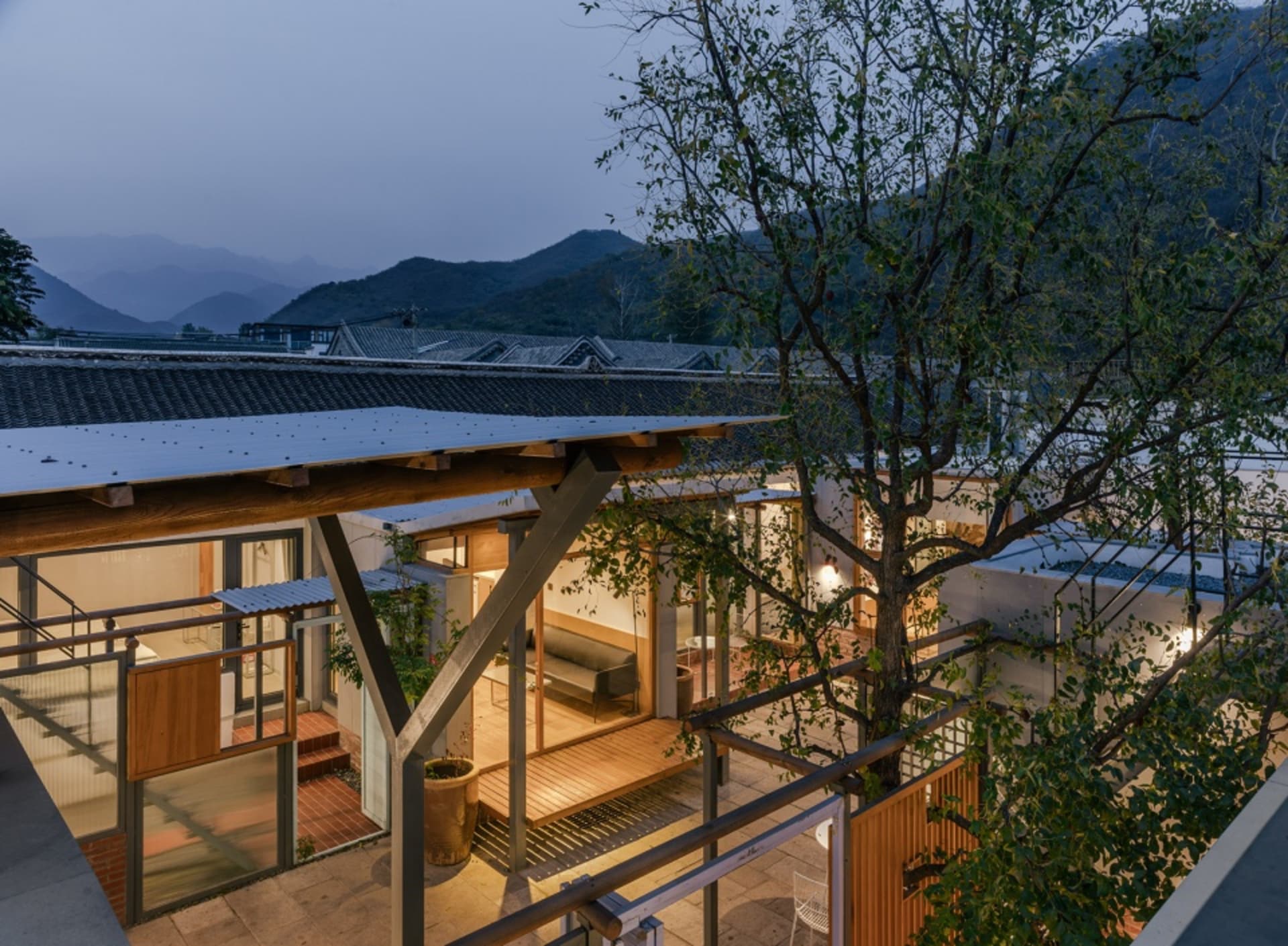 現代住宅庭院,採用木質與混凝土材質。