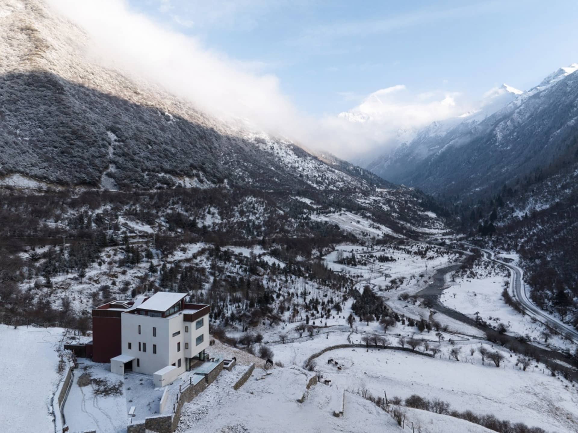 現代住宅被雪山與河流環繞
