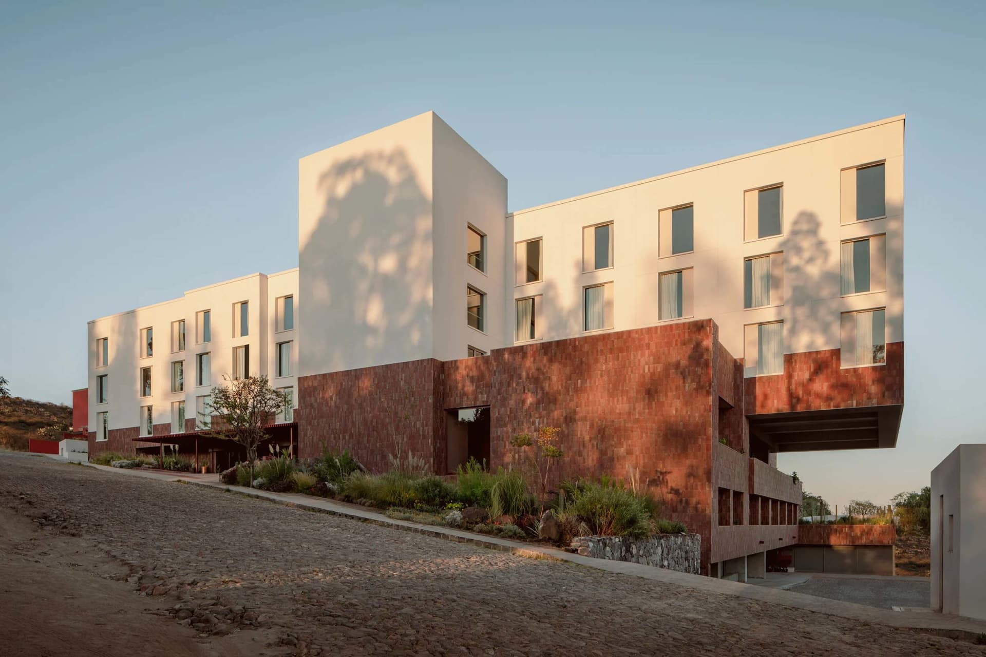 現代住宅建築採用混凝土建造，搭配大型窗戶與紅磚牆面。