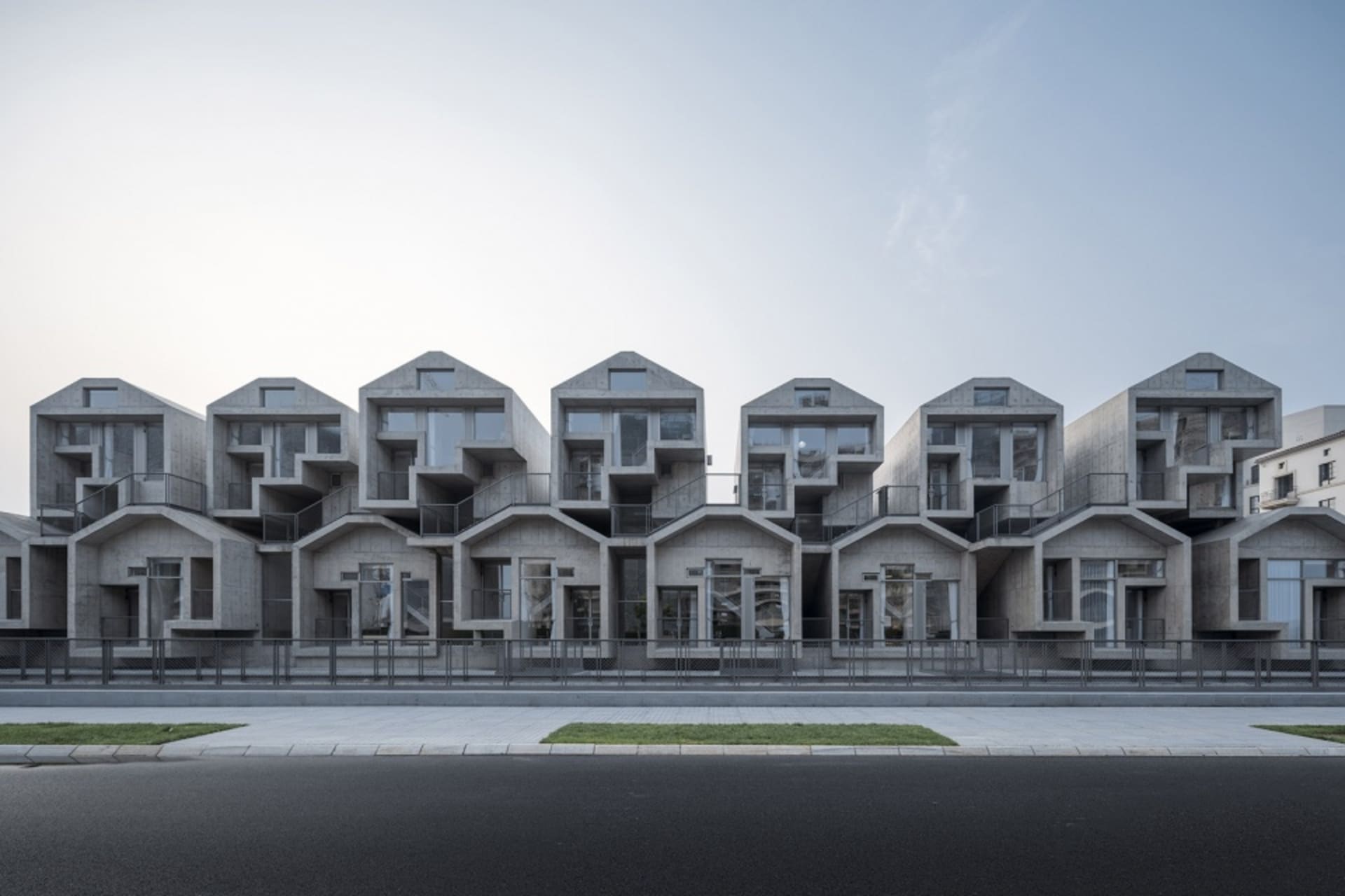 多層現代混凝土住宅建築,配有大面窗戶。