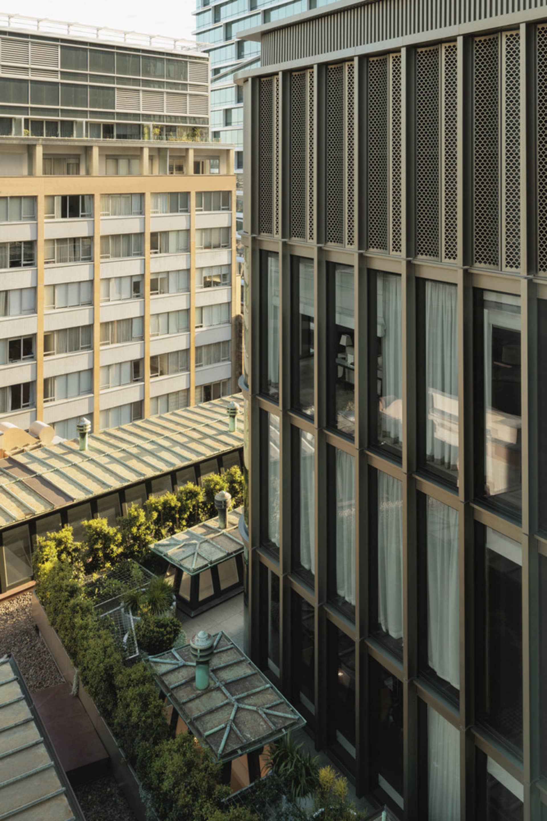 建築正面採用現代設計，運用金屬、玻璃與混凝土材質。