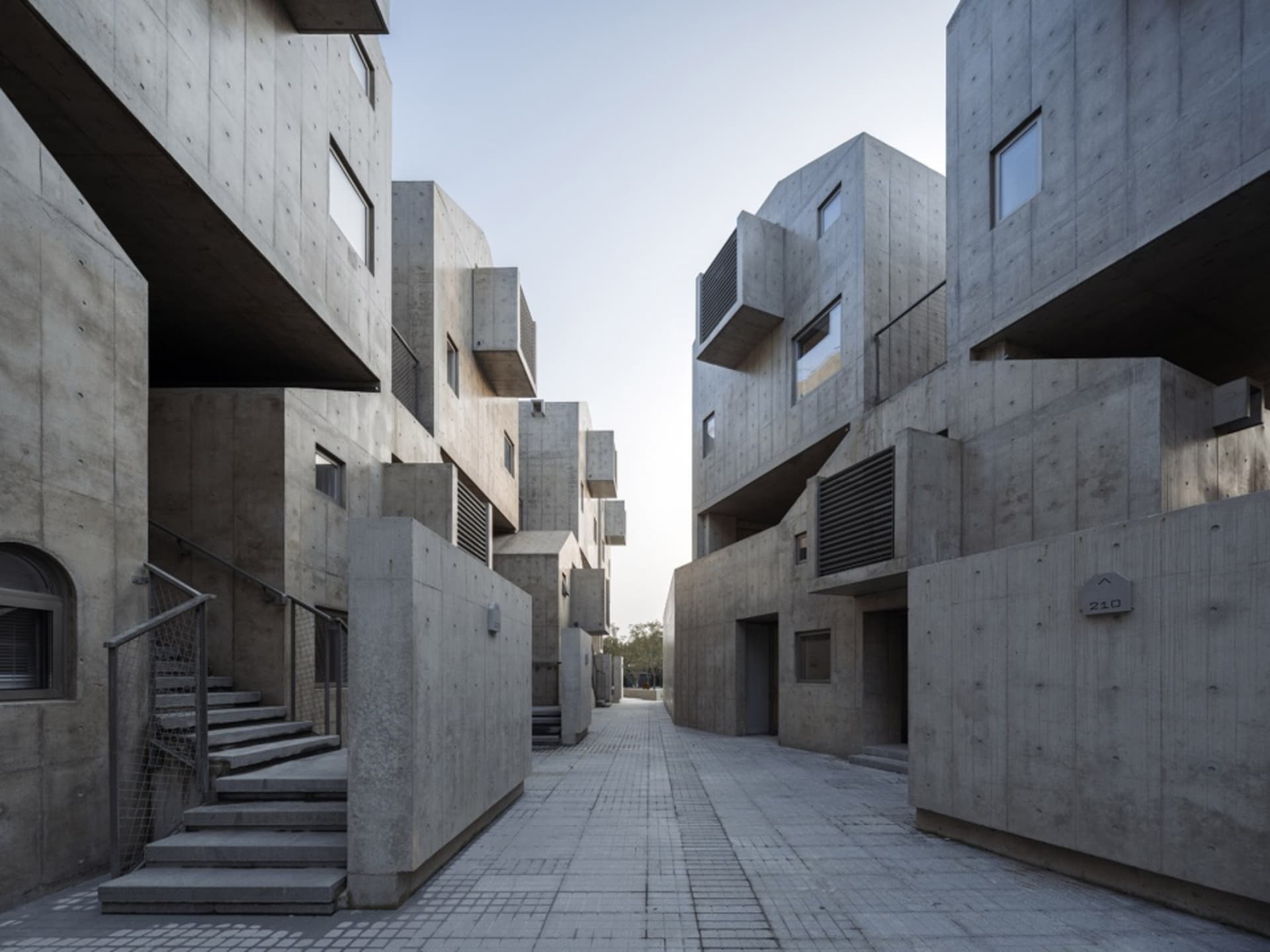 現代混凝土建築擁有獨特幾何造型與開放空間。