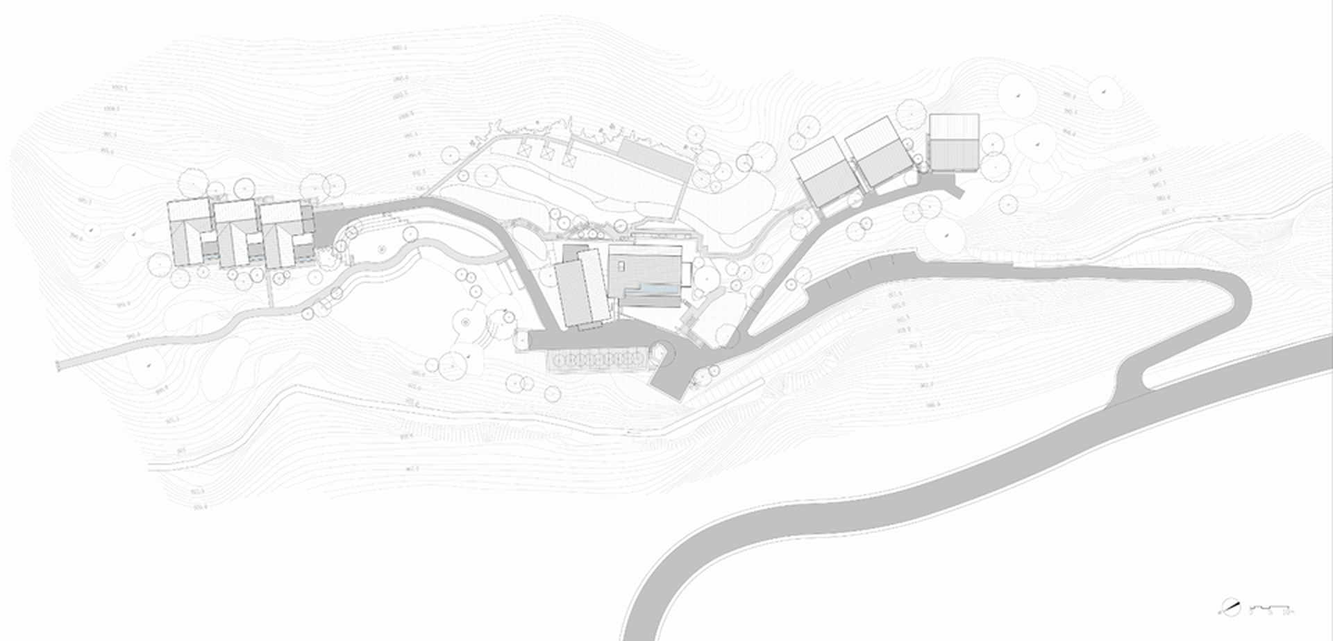 詳細的建築基地圖與地形圖，顯示建物與地形起伏。