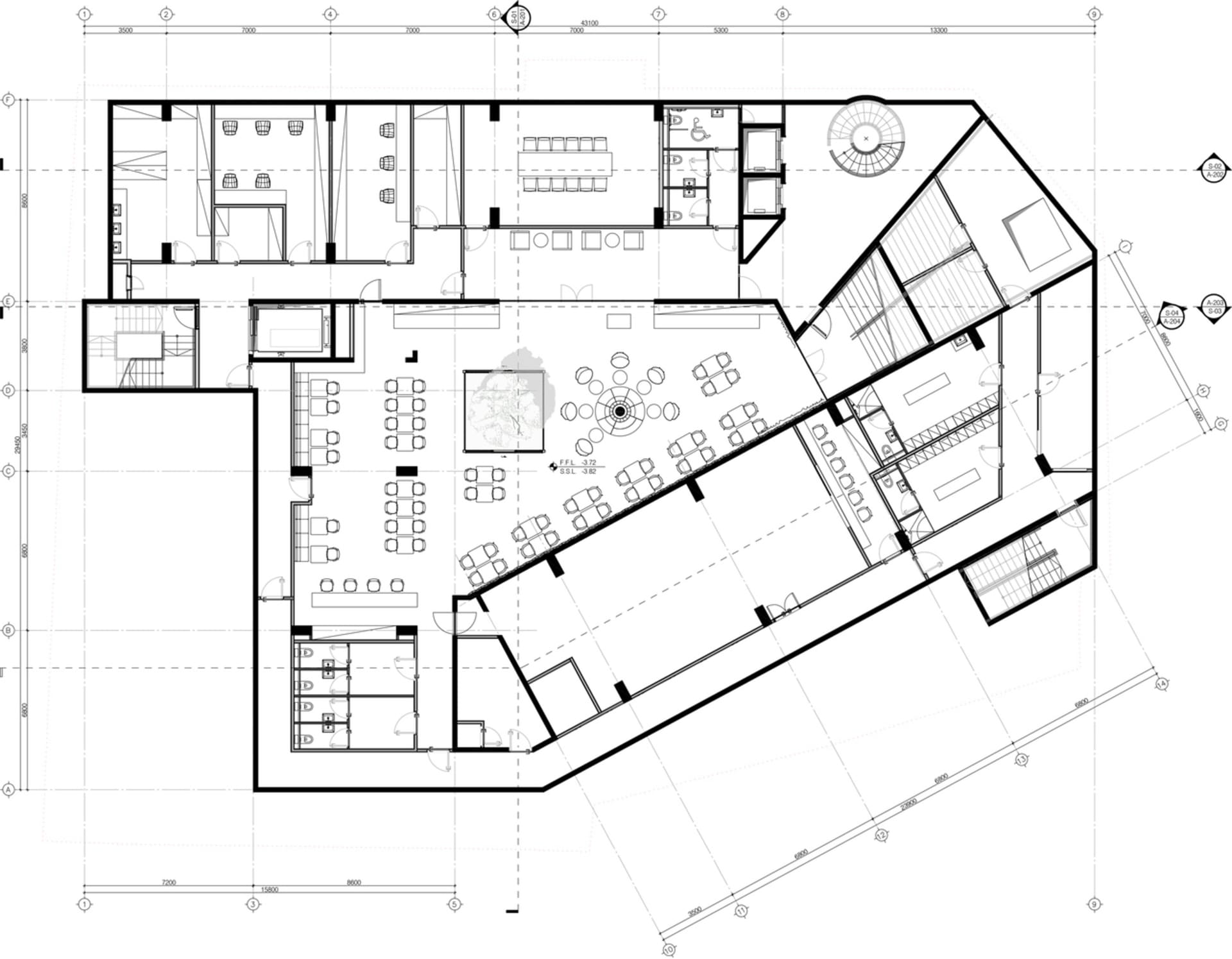 現代商業辦公空間,配備緊湊面板、模組化家具與開放式工作站。