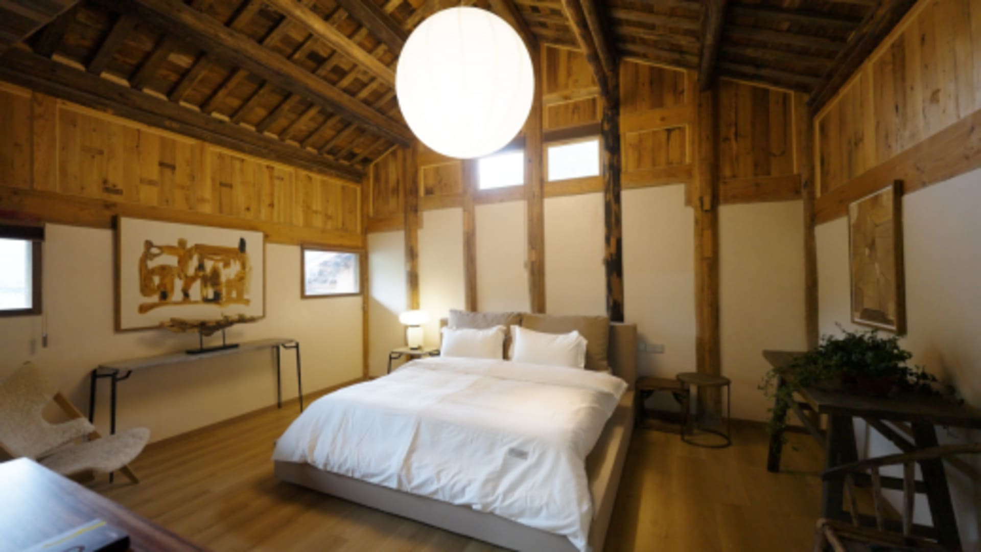 寬敞的住宅室內空間,搭配裸露木樑與工業風元素。