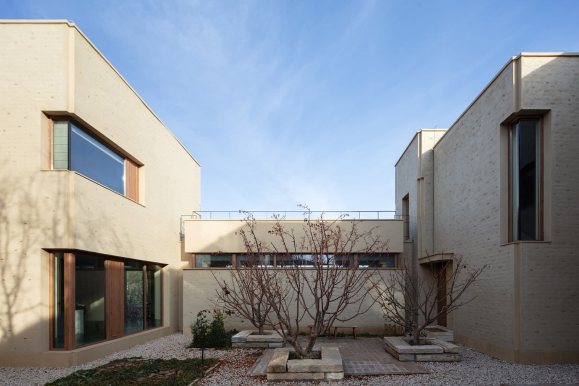 現代住宅建築，外牆採用混凝土材質並搭配大面窗。