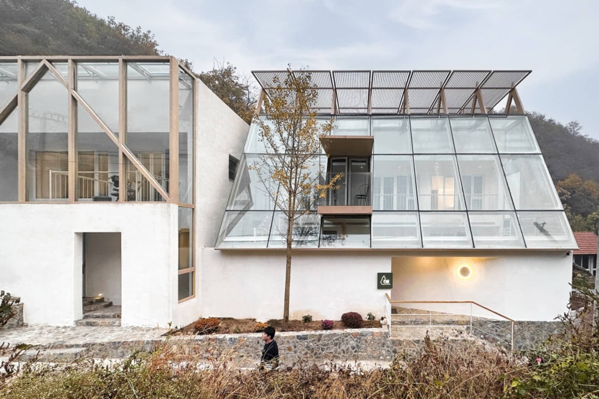 A minimalist house featuring glass and concrete materials