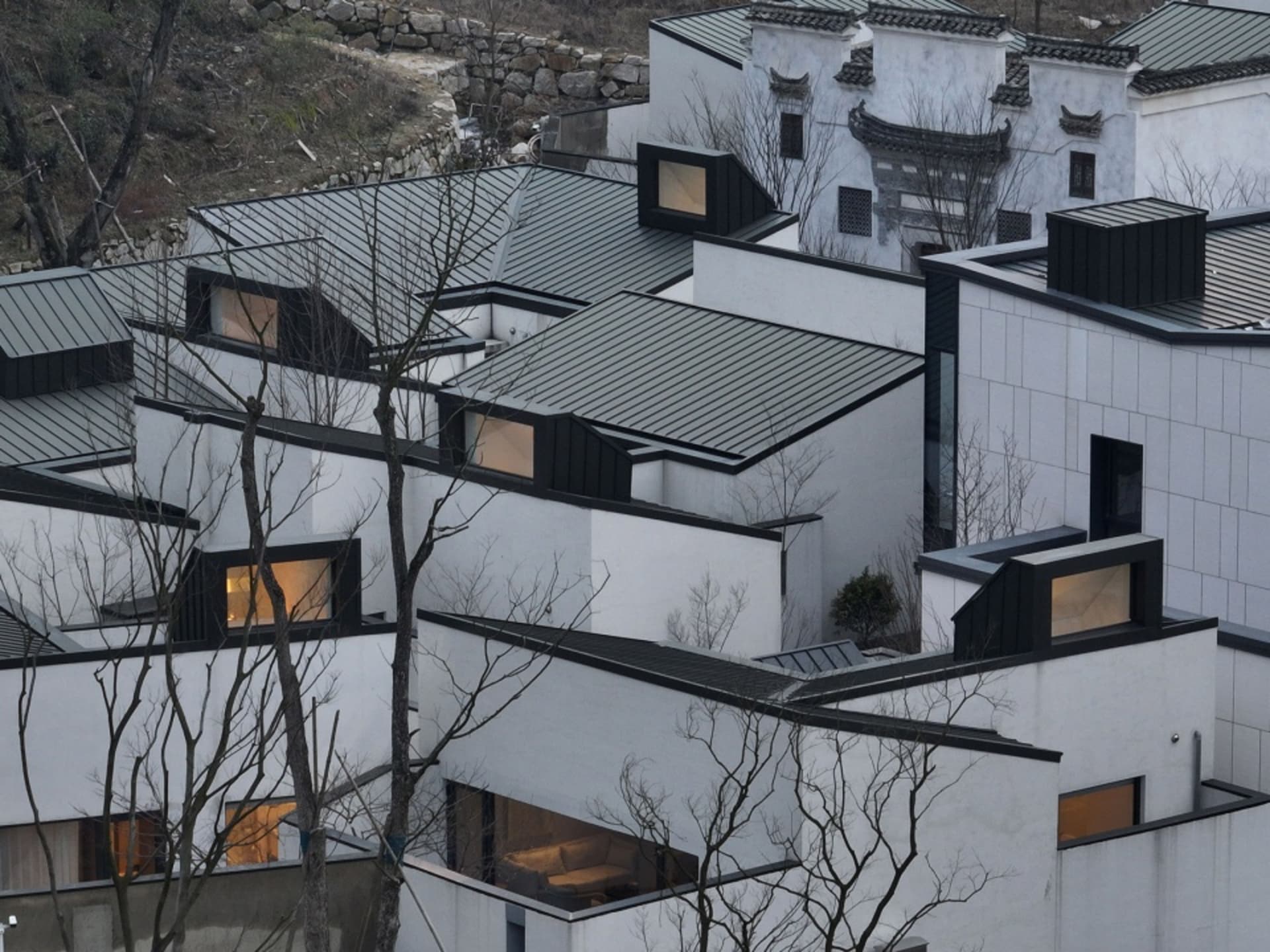 擁有金屬屋頂與玻璃窗的現代建築