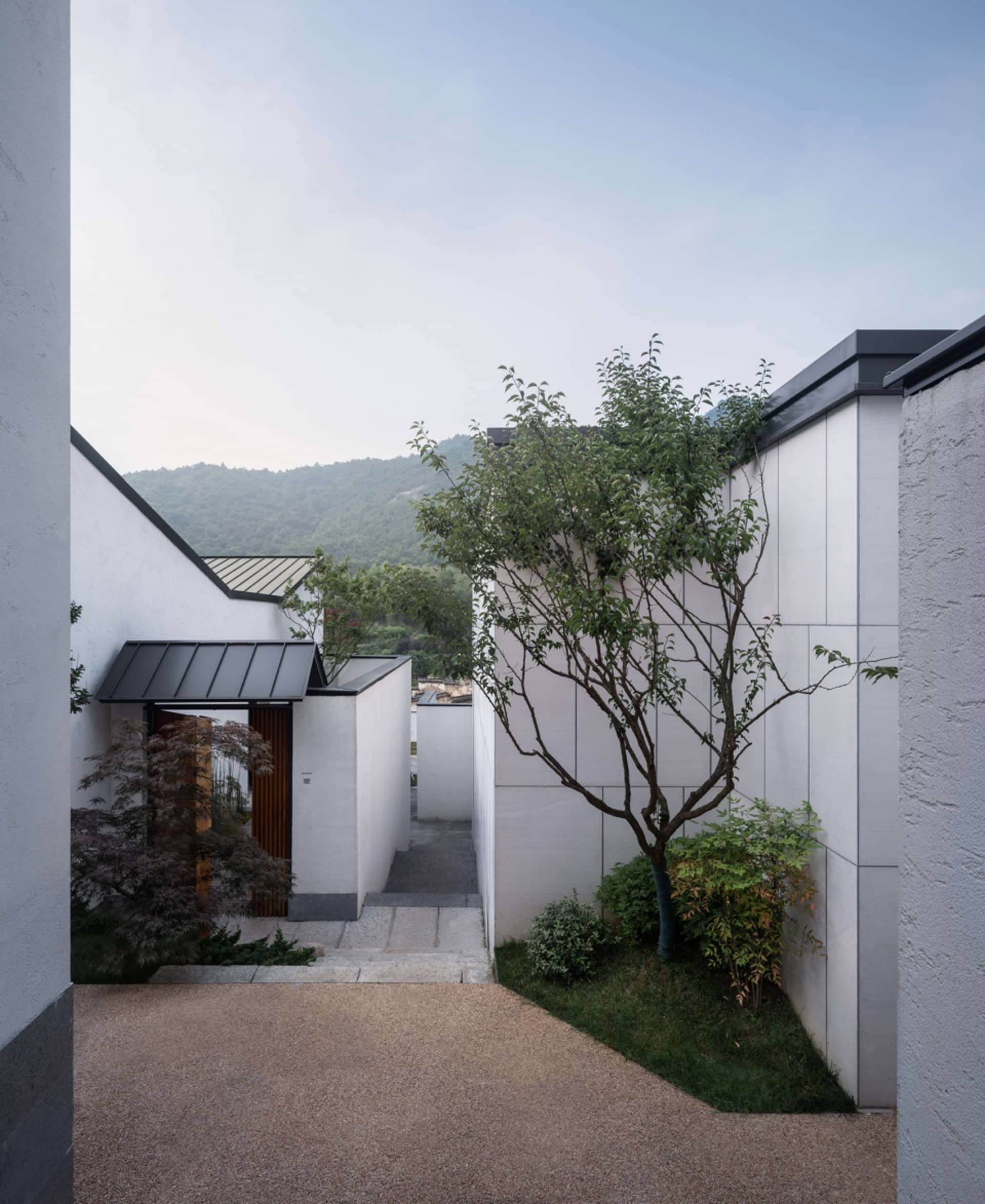 極簡住宅外觀，混凝土立面搭配木質點綴。