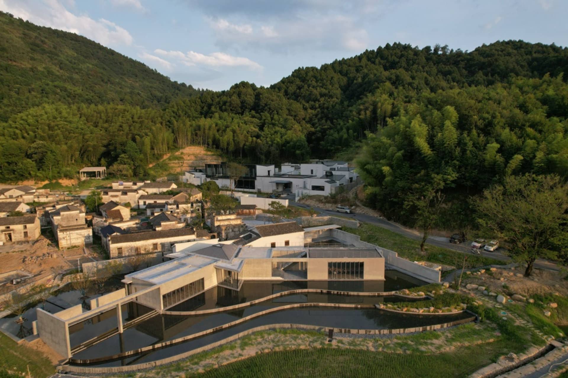 以混凝土與玻璃材質打造的現代住宅建築。