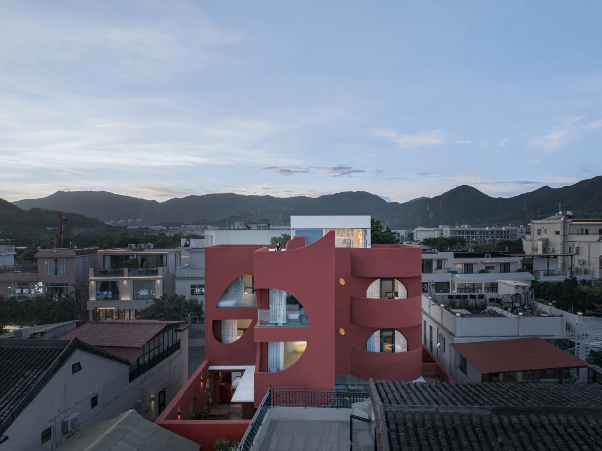 現代建築外觀，紅色立面搭配混凝土元素。