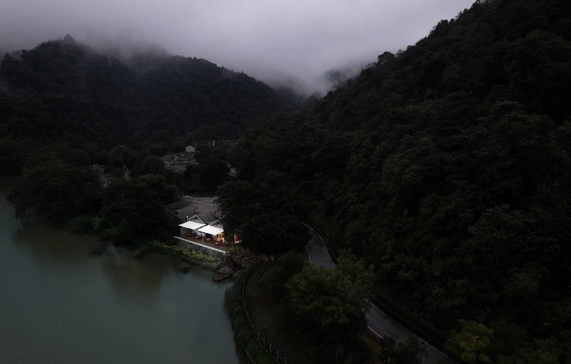 寧靜的戶外幼兒園，樹木環繞，背景瀰漫薄霧。